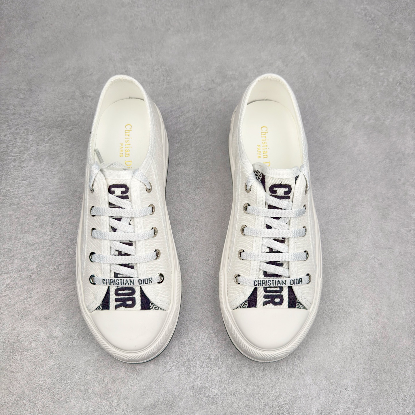 图片[2]-Dior Logo 3D 2025全新帆布刺绣系列增高板鞋 迪奥22S 小红书春季走秀爆款 全网力推单品 全网热销中 “Christian Dior J’Adior”金属配饰胶质品牌标志鞋底 进口纯棉帆布 全粒面绵羊皮内里 原版开模 最强质量 全鞋细节与正品一致 原版同步牛皮垫脚 全套专柜包装 Size 35 36 37 38 39 40-选品中心