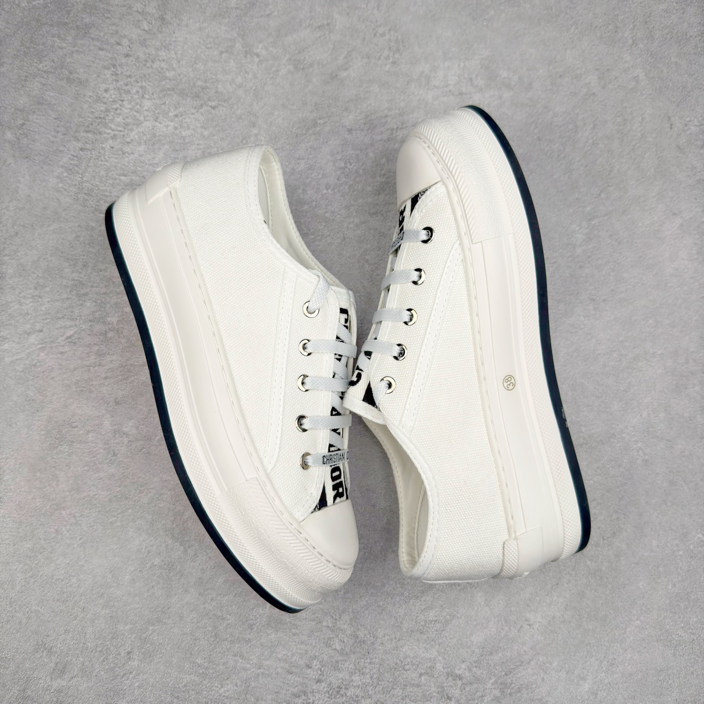 图片[3]-Dior Logo 3D 2025全新帆布刺绣系列增高板鞋 迪奥22S 小红书春季走秀爆款 全网力推单品 全网热销中 “Christian Dior J’Adior”金属配饰胶质品牌标志鞋底 进口纯棉帆布 全粒面绵羊皮内里 原版开模 最强质量 全鞋细节与正品一致 原版同步牛皮垫脚 全套专柜包装 Size 35 36 37 38 39 40-选品中心