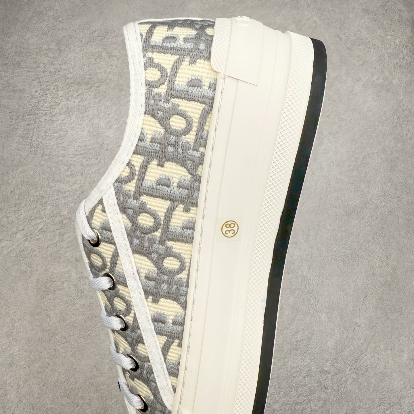 图片[7]-Dior Logo 3D 2025全新帆布刺绣系列增高板鞋 迪奥22S 小红书春季走秀爆款 全网力推单品 全网热销中 “Christian Dior J’Adior”金属配饰胶质品牌标志鞋底 进口纯棉帆布 全粒面绵羊皮内里 原版开模 最强质量 全鞋细节与正品一致 原版同步牛皮垫脚 全套专柜包装 Size 35 36 37 38 39 40-选品中心