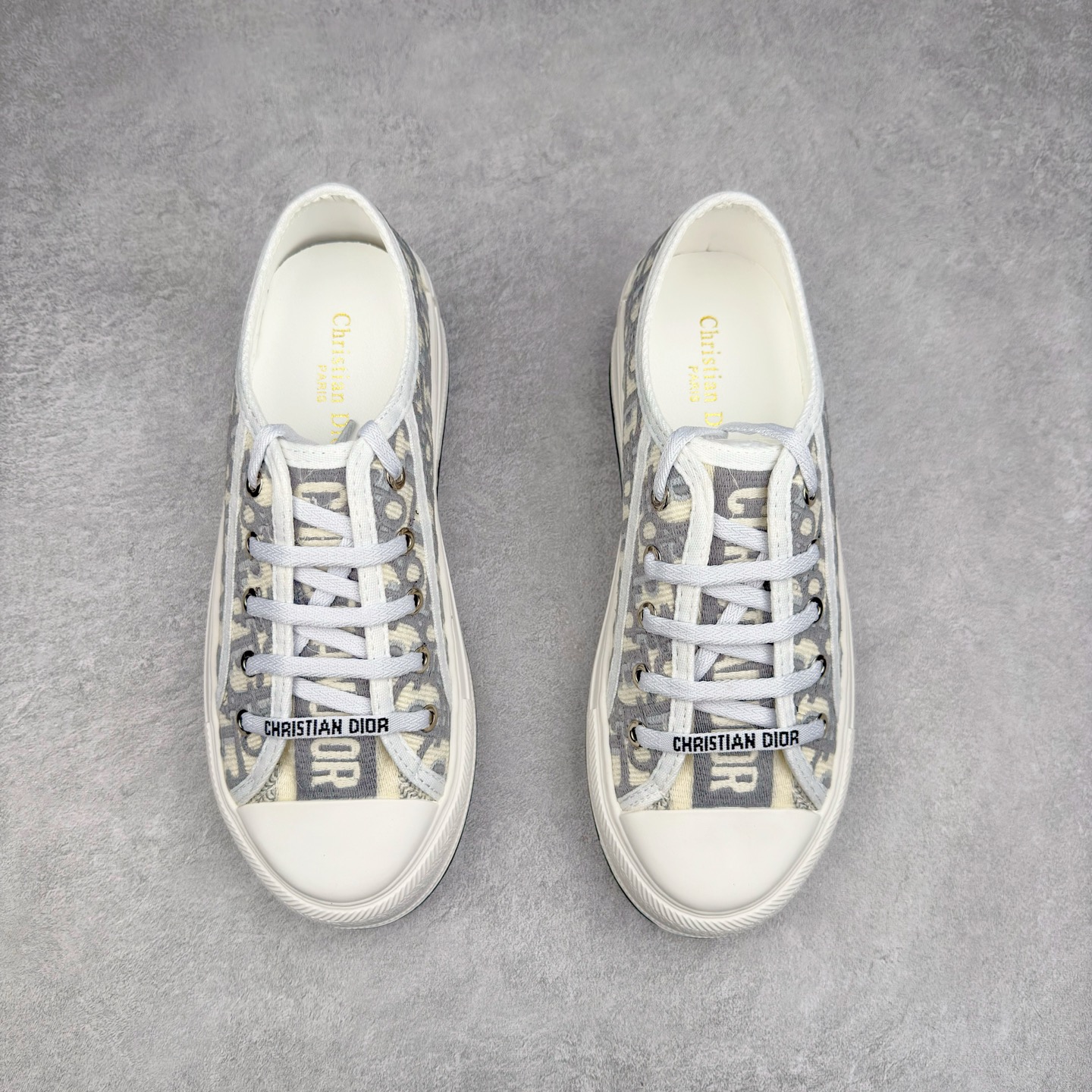 图片[2]-Dior Logo 3D 2025全新帆布刺绣系列增高板鞋 迪奥22S 小红书春季走秀爆款 全网力推单品 全网热销中 “Christian Dior J’Adior”金属配饰胶质品牌标志鞋底 进口纯棉帆布 全粒面绵羊皮内里 原版开模 最强质量 全鞋细节与正品一致 原版同步牛皮垫脚 全套专柜包装 Size 35 36 37 38 39 40-选品中心