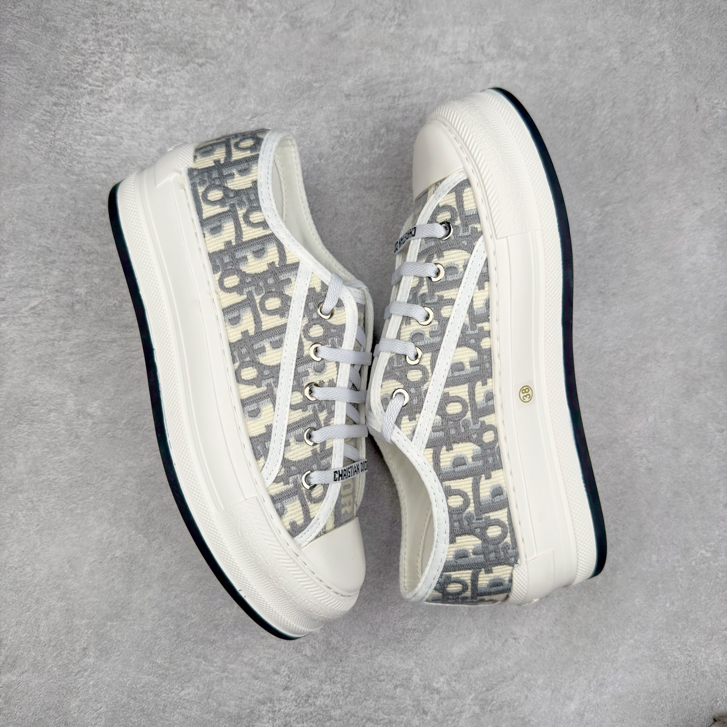 图片[3]-Dior Logo 3D 2025全新帆布刺绣系列增高板鞋 迪奥22S 小红书春季走秀爆款 全网力推单品 全网热销中 “Christian Dior J’Adior”金属配饰胶质品牌标志鞋底 进口纯棉帆布 全粒面绵羊皮内里 原版开模 最强质量 全鞋细节与正品一致 原版同步牛皮垫脚 全套专柜包装 Size 35 36 37 38 39 40-选品中心