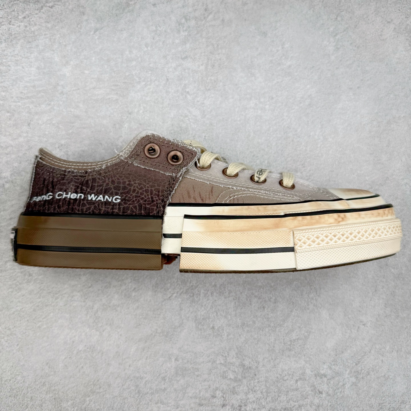 Converse x Feng Chen Wang 设计师联名款 做旧解构渐变系列 以陶艺为灵感，“建盏”蓝釉与“兔毫”棕釉化作鞋面流动纹路，鞋面做出裂纹细节复刻高温窑变艺术，融合2-ln-1的设计理念，将双层帆布鞋半裁剪拼叠，12盎司帆布鞋面质感拉满了。 当陶土在窑火中进裂，黑灰釉色随温度流淌 偶然与必然在布面交织，扎染若窑变斑驳以肌理拼贴的方式重现瓷胚的粗粉与重塑呈现一场光与裂纹的诗意共舞。 货号：A15741C 渐变棕 货号：A15742C 渐变灰蓝 尺码：35 36 36.5 37 37.5 38 39 39.5 40 41 41.5 42 42.5 43 44-选品中心