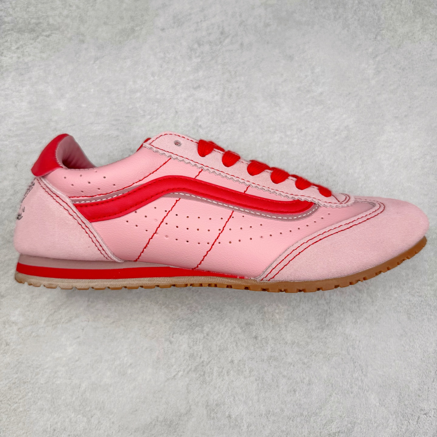 RIROO x Vans Super LowPro 艺术家联名 复古薄底德训鞋 鞋面采用元气明亮粉色 后跟搭配手绘插画 鞋底宣言“I love simple cuz I am complicated” 处处都是细节巧思 诚意满满 货号:VN000D83FFP 尺码:35 36 36.5 37 38 38.5 39 40-选品中心