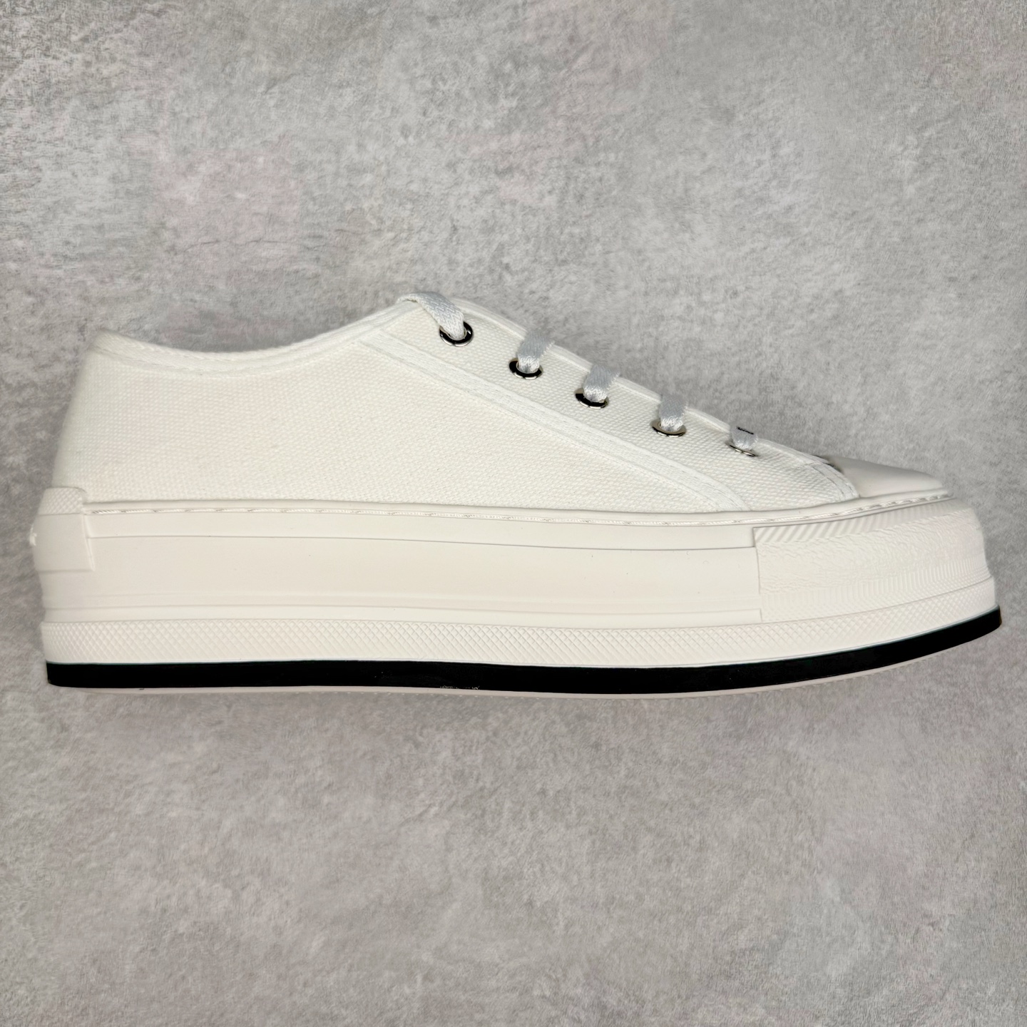 Dior Logo 3D 2025全新帆布刺绣系列增高板鞋 迪奥22S 小红书春季走秀爆款 全网力推单品 全网热销中 “Christian Dior J’Adior”金属配饰胶质品牌标志鞋底 进口纯棉帆布 全粒面绵羊皮内里 原版开模 最强质量 全鞋细节与正品一致 原版同步牛皮垫脚 全套专柜包装 Size 35 36 37 38 39 40-选品中心