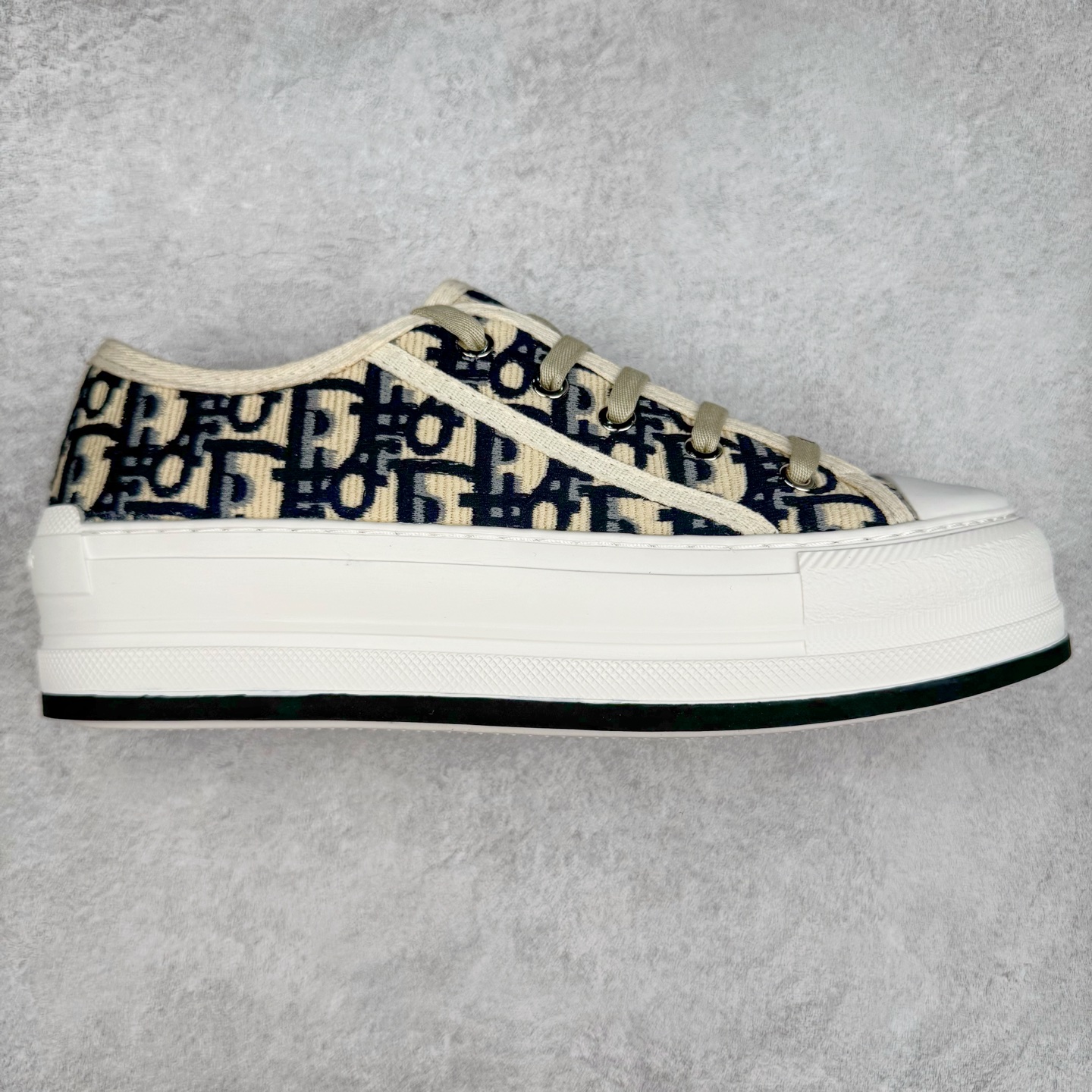 Dior Logo 3D 2025全新帆布刺绣系列增高板鞋 迪奥22S 小红书春季走秀爆款 全网力推单品 全网热销中 “Christian Dior J’Adior”金属配饰胶质品牌标志鞋底 进口纯棉帆布 全粒面绵羊皮内里 原版开模 最强质量 全鞋细节与正品一致 原版同步牛皮垫脚 全套专柜包装 Size 35 36 37 38 39 40-选品中心