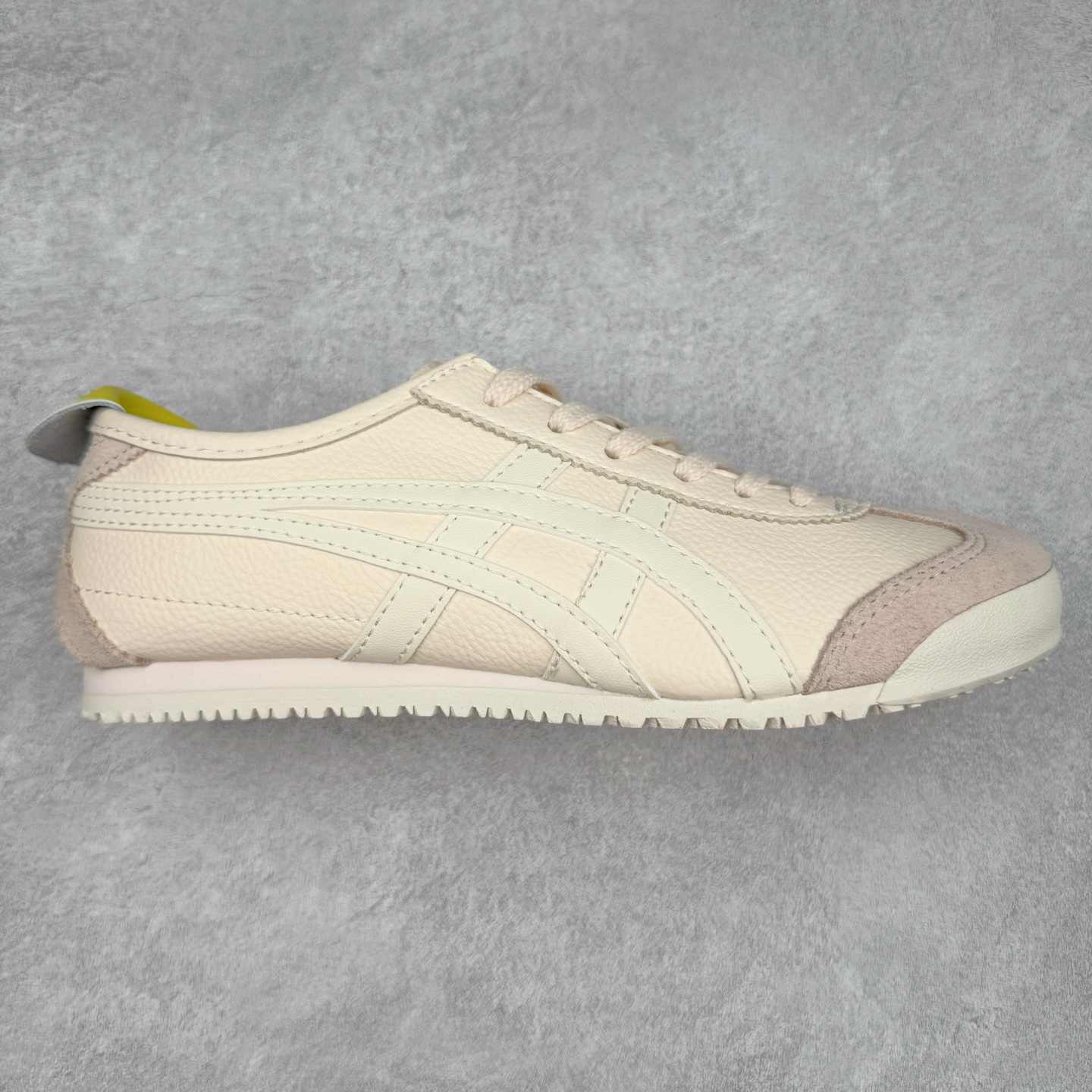 ＃C版 Asics Onitsuka Tiger MEXICO 66 亚瑟士鬼冢虎复古经典板鞋 CNY 龙年限定 白红 市场王者选手 海外订单工厂出品 长期生产补货永不断码 超成熟稳定的做工品控 原装全套纸板楦头开发 原汁原味 完美呈现版型 私模正确鞋底咬花纹路 一比一鞋头弧度高度鞋身弧度 绝不口嗨 细节品控鞋型随意秒杀市面 原档咬花纹路私模大底 一个单元有六个三角形 总体形拼接呈现花瓣状 官方四联吊牌 原装Ortholite轻量化鞋垫 原盒原配 质保卡 说明书 钢印防尘纸 纸板中底带钢印 乳胶组合鞋垫 支持全方位的对比专柜 产品从款式颜色造型上体现出追求舒适和细节的完美 鞋类更是推崇手工制作的严谨与完美 融舒适性与可穿性的设计风格 注重细节的完美和别致魅力 既保持稳重 又不失轻松的时尚感 尺码：36 37 37.5 38 39 39.5 40 40.5 41.5 42 42.5 43.5 44 45-选品中心