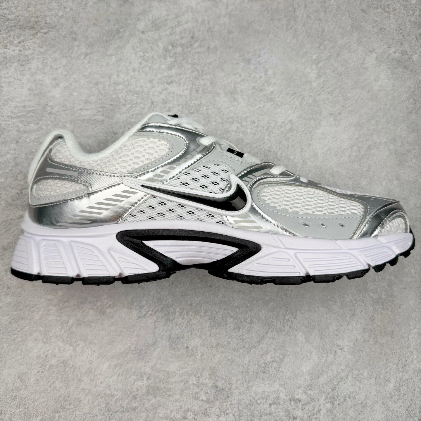 NK V5 RNR 舒适百搭防滑耐磨低帮跑步鞋 HQ7901-107 舒适有型适合日常穿着 该鞋款延续千禧年经典设计搭载泡绵中底 厚实而轻盈匠心细节巧搭立体耐克勾标志焕新演绎复古跑鞋 鞋款从千禧年美学汲取灵感 混搭多种材质突显层次感立体感和传统跑步风范 尺码:36 36.5 37.5 38 38.5 39 40 40.5 41 42 42.5 43 44 44.5 45-选品中心