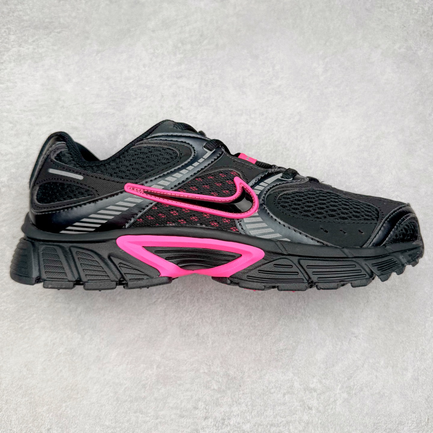 NK V5 RNR 舒适百搭防滑耐磨低帮跑步鞋 HJ5228-007 舒适有型适合日常穿着 该鞋款延续千禧年经典设计搭载泡绵中底 厚实而轻盈匠心细节巧搭立体耐克勾标志焕新演绎复古跑鞋 鞋款从千禧年美学汲取灵感 混搭多种材质突显层次感立体感和传统跑步风范 尺码:36 36.5 37.5 38 38.5 39 40 40.5 41 42 42.5 43 44 44.5 45-选品中心