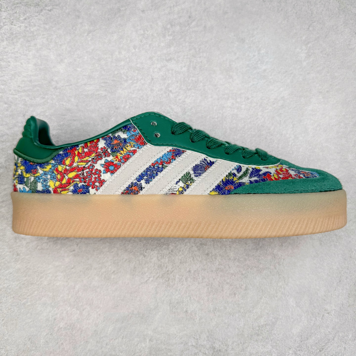 AD Samba XLG 桑巴舞加大厚底版系列德训风百搭松糕休闲运动板鞋生胶底 JH7289 自Originals Samba成功借势Blokecore风潮一跃成为街头巷尾的焦点鞋款后,不论是围绕Samba本身打造的各式「变种版本」,还是以Samba为蓝本打造联名鞋款,都成为了时尚潮流人士日常穿搭首选。Samba XLG是adidas Originals不断扩展XLG系列的一部分,旨在与年轻文化相契合,迎合那些希望通过个性时尚表达自我而不愿牺牲舒适度的年轻群体。街头时尚领域的Gen Z特别偏爱宽松的穿着风格。Samba XLG针对这一点做了创新。它在延续Samba OG经典设计的基础上,迎合年轻群体的穿着习惯,重塑为宽大的鞋身比例轮廓以及加厚中底,让消费者轻松展示自己独特的风格。全新的Samba XLG系列不仅迎合了当下年轻群体的穿搭习惯,加宽了鞋身比例以及将中底进一步增厚,在视觉比例上更加饱满,同时还保留了经典Samba的细节,这样一来,鞋迷朋友在穿搭上不仅能更加个性化,而且还能延续一定的复古感受。尺码：36 36⅔ 37⅓ 38 38⅔ 39⅓ 40 40⅔ 41⅓ 42 42⅔ 43⅓ 44 45-选品中心