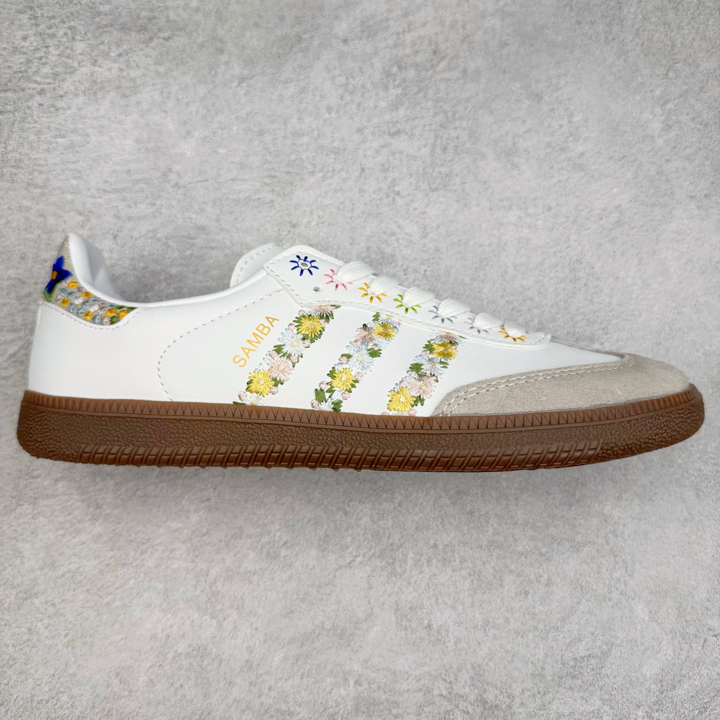 AD Original Samba OG 复古经典轻便板鞋 HQ5155 这款桑巴鞋展示了高质量的工艺 带有装饰的超锁缝制和无缝的手感 柔软、柔软的皮革造型和标志性的3条纹完成了精致的外观 正规合身鞋带 鞋面上有绒面鞋垫 橡胶鞋底 享受正畸套筒软感 自50年代首次亮相以来就一直在赢得粉丝的青睐 尺码：36 36.5 37.5 38 38.5 39 40 40.5 41 42 42.5 43 44 44.5 45-选品中心