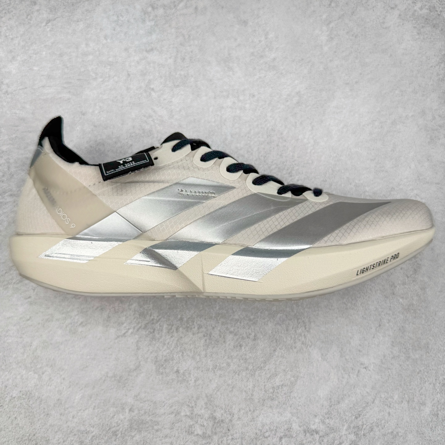 Y-3 Adizero Adios 9 时尚简约舒适潮流 织物耐磨低帮跑步鞋 JS3152 Y-3，这个由世界顶级设计师山本耀司（YohjiYamamoto）担任创意总监与adidas合作的全新品牌正式于2006春夏进入中国。品牌的Y代表YohjiYamamoto，而3则代表adidas三条线的logo。创意总监山本耀司将其个人品牌的简洁、极具设计感的风格融入Y-3，完美地给我们展现一个高档时尚的运动品牌形象。朴实与冷静是Y-3的基本形象概念。Y-3的时尚本质是运动的，被誉为“黑色魔法师\\\”的山本耀司使传统运动品牌adidas赫然跃上了Fashion的版面，运动装从此也登上大雅之堂。尺码：35.5 36 36.5 37 38 38.5 39 40 40.5 41 42 42.5 43 44 44.5 45-选品中心