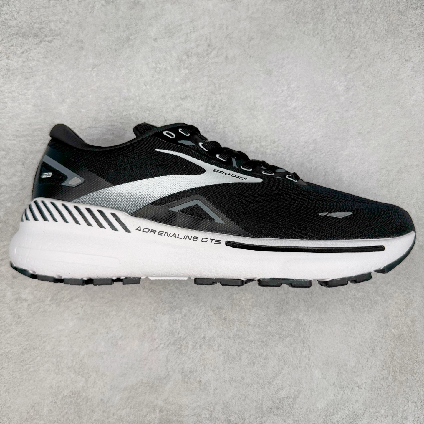 Brooks布鲁克斯 Adrenaline GTS 23 舒适时尚减震透气低帮休闲跑步鞋 Brooks 四大跑鞋之一 百年品牌 跑鞋从外形上基本就能判断这是一款速度跑鞋 简洁干练的外形结构和极强的运动流线型看着非常有速度感 上脚的第一感觉是非常轻 美码9码的鞋单只206g不到 从个人偏好来说 200g左右的竞速鞋最具安全感 鞋面采用单层网布 很薄 前掌使用了大量开放式网眼 排气直接快速 透气性上乘 鞋舌也是轻量化设计 仅为一层麂皮 和脚背完美贴合 鞋舌中央有个防偏穿孔 从实际穿着来看 通常鞋舌都是外偏 如果是防偏穿孔位于中心 防偏效果其实并不十分有效 如果采用趋外侧的偏心设计更有效 鞋帮泡棉填充量不大 但非常紧凑 贴合舒适 包裹稳固 内置硬质TPU保证必要的稳定性 跑鞋中底采用的是DNA FLASH科技材料 DNA FLASH中底科技 是Brooks第一款将氮气注入中底的创新科技 主要原理是借助“超临界流体”发泡技术 将液态氮稳定的转化为气态氮 并使其均匀地形成无数紧密贴合的密闭式气囊结构 尺码：36 36.5 37.5 38 38.5 39 40 40.5 41 42 42.5 43 44 44.5 45 46-选品中心