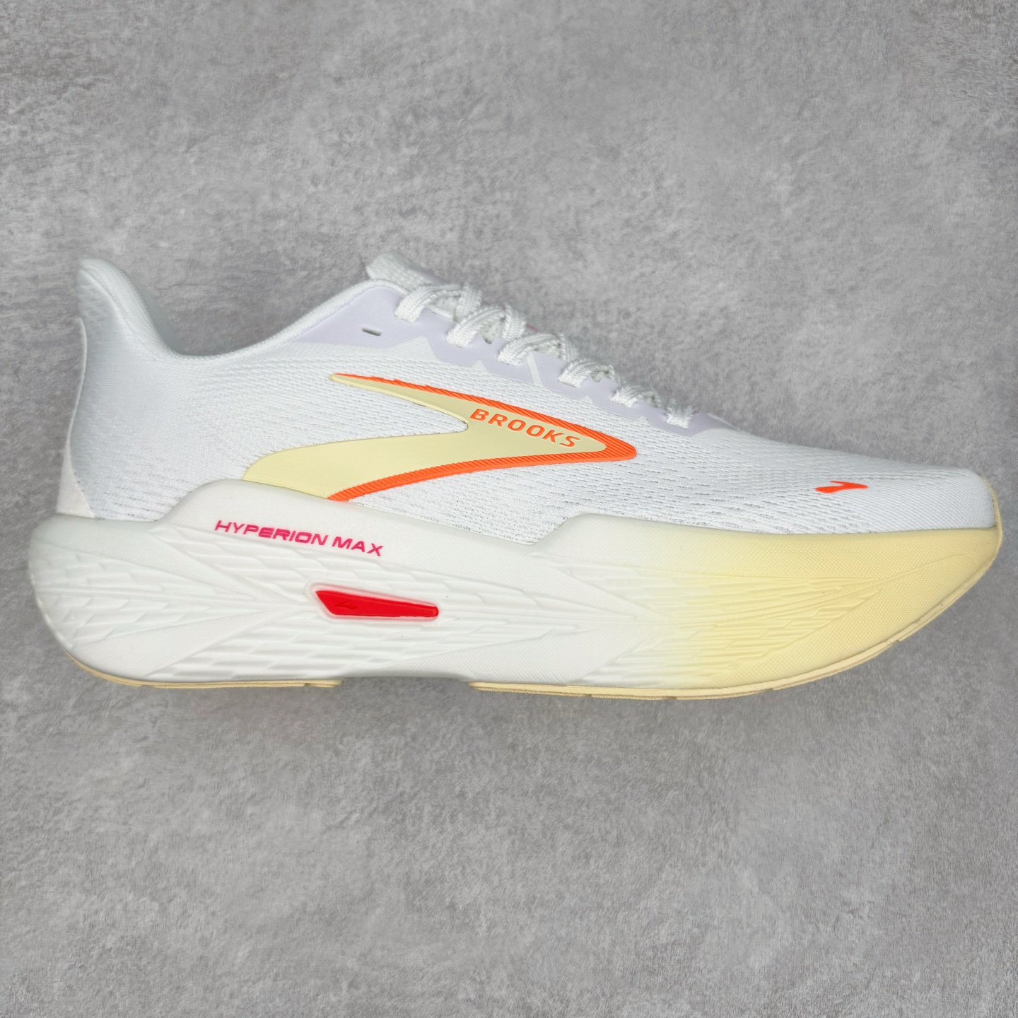 Brooks Hyperion 布鲁克斯旋风2代舒适百搭防滑轻便低帮跑步鞋 Brooks 四大跑鞋之一 百年品牌 跑鞋从外形上基本就能判断这是一款速度跑鞋 简洁干练的外形结构和极强的运动流线型看着非常有速度感 上脚的第一感觉是非常轻 美码9码的鞋单只206g不到 从个人偏好来说 200g左右的竞速鞋最具安全感 鞋面采用单层网布 很薄 前掌使用了大量开放式网眼 排气直接快速 透气性上乘 鞋舌也是轻量化设计 仅为一层麂皮 和脚背完美贴合 鞋舌中央有个防偏穿孔 从实际穿着来看 通常鞋舌都是外偏 如果是防偏穿孔位于中心 防偏效果其实并不十分有效 如果采用趋外侧的偏心设计更有效 鞋帮泡棉填充量不大 但非常紧凑 贴合舒适 包裹稳固 内置硬质TPU保证必要的稳定性 跑鞋中底采用的是DNA FLASH科技材料 DNA FLASH中底科技 是Brooks第一款将氮气注入中底的创新科技 主要原理是借助“超临界流体”发泡技术 将液态氮稳定的转化为气态氮 并使其均匀地形成无数紧密贴合的密闭式气囊结构 尺码：36 36.5 37.5 38 38.5 39 40 40.5 41 42 42.5 43 44 44.5 45 46-选品中心