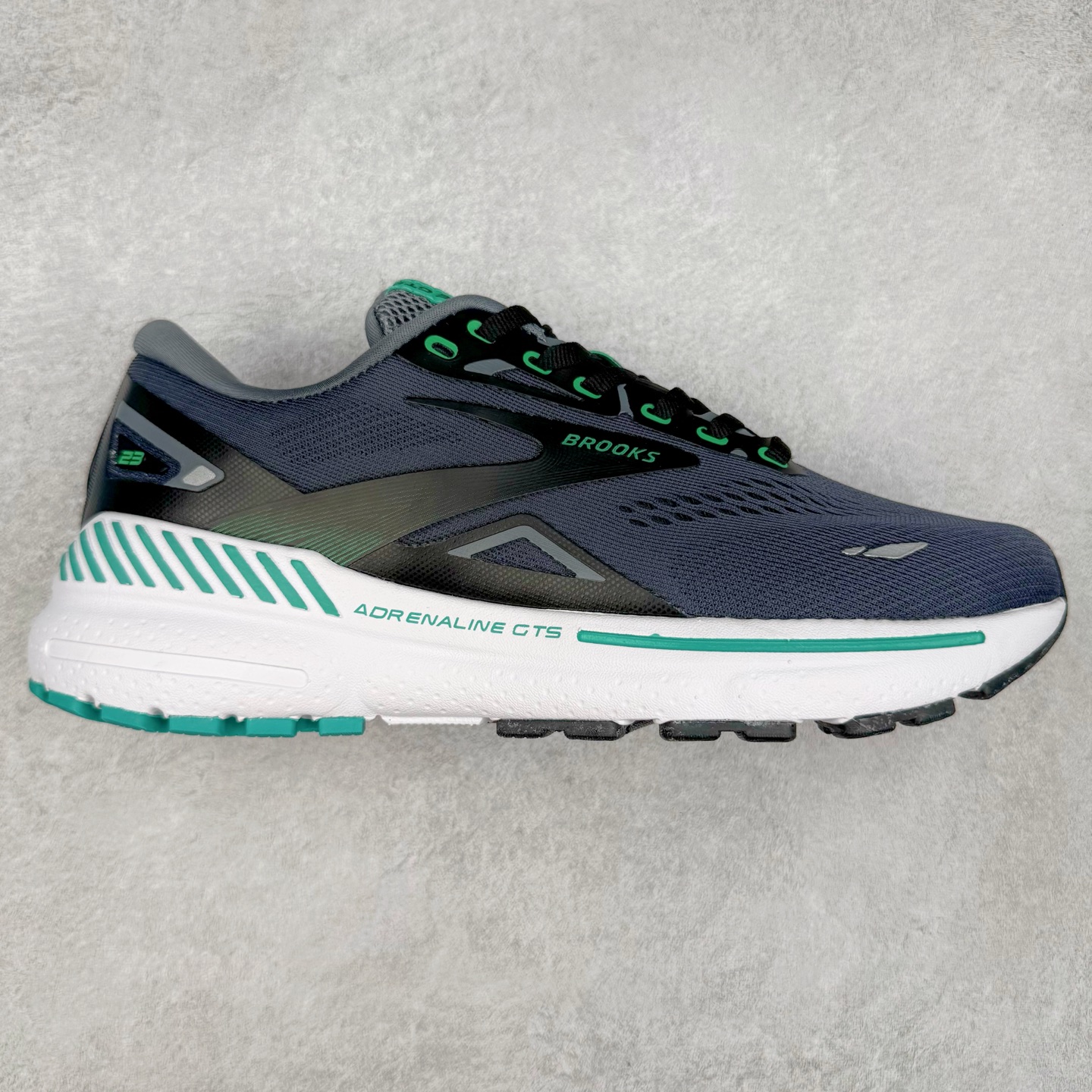 Brooks布鲁克斯 Adrenaline GTS 23 舒适时尚减震透气低帮休闲跑步鞋 Brooks 四大跑鞋之一 百年品牌 跑鞋从外形上基本就能判断这是一款速度跑鞋 简洁干练的外形结构和极强的运动流线型看着非常有速度感 上脚的第一感觉是非常轻 美码9码的鞋单只206g不到 从个人偏好来说 200g左右的竞速鞋最具安全感 鞋面采用单层网布 很薄 前掌使用了大量开放式网眼 排气直接快速 透气性上乘 鞋舌也是轻量化设计 仅为一层麂皮 和脚背完美贴合 鞋舌中央有个防偏穿孔 从实际穿着来看 通常鞋舌都是外偏 如果是防偏穿孔位于中心 防偏效果其实并不十分有效 如果采用趋外侧的偏心设计更有效 鞋帮泡棉填充量不大 但非常紧凑 贴合舒适 包裹稳固 内置硬质TPU保证必要的稳定性 跑鞋中底采用的是DNA FLASH科技材料 DNA FLASH中底科技 是Brooks第一款将氮气注入中底的创新科技 主要原理是借助“超临界流体”发泡技术 将液态氮稳定的转化为气态氮 并使其均匀地形成无数紧密贴合的密闭式气囊结构 尺码：36 36.5 37.5 38 38.5 39 40 40.5 41 42 42.5 43 44 44.5 45 46-选品中心