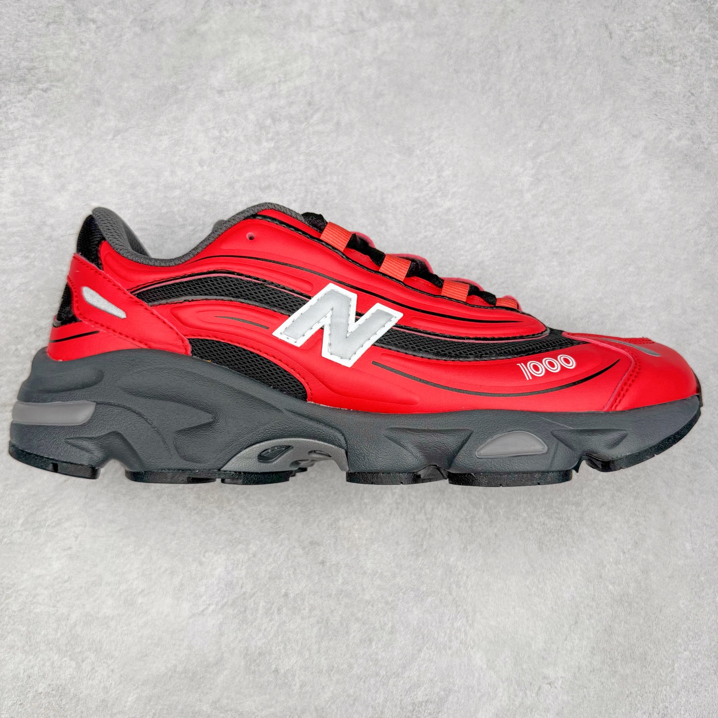 New Balance M1000 NB系列低帮复古老爹风休闲运动慢跑鞋 据悉，New Balance的复古鞋型M1000系列将在2024年正式回归。而自家美产创意总监Teddy Santis的AIMÉ LEON DORE也将率先推出联名1000撑撑场子，鞋款预计将在今年正式发布。New Balance1000系列作为NB最高端的鞋型，诞生于1999年，一度成为当年的热门鞋型，神似Nike Air Max95，现在看来也是一双符合潮流趋势的复古老爹鞋型。此番Teddy Santis亲自操刀，将丰富的配色和升级材质于复古的1000鞋型结合，鞋身采用米色、绿色和粉色的搭配。\\\