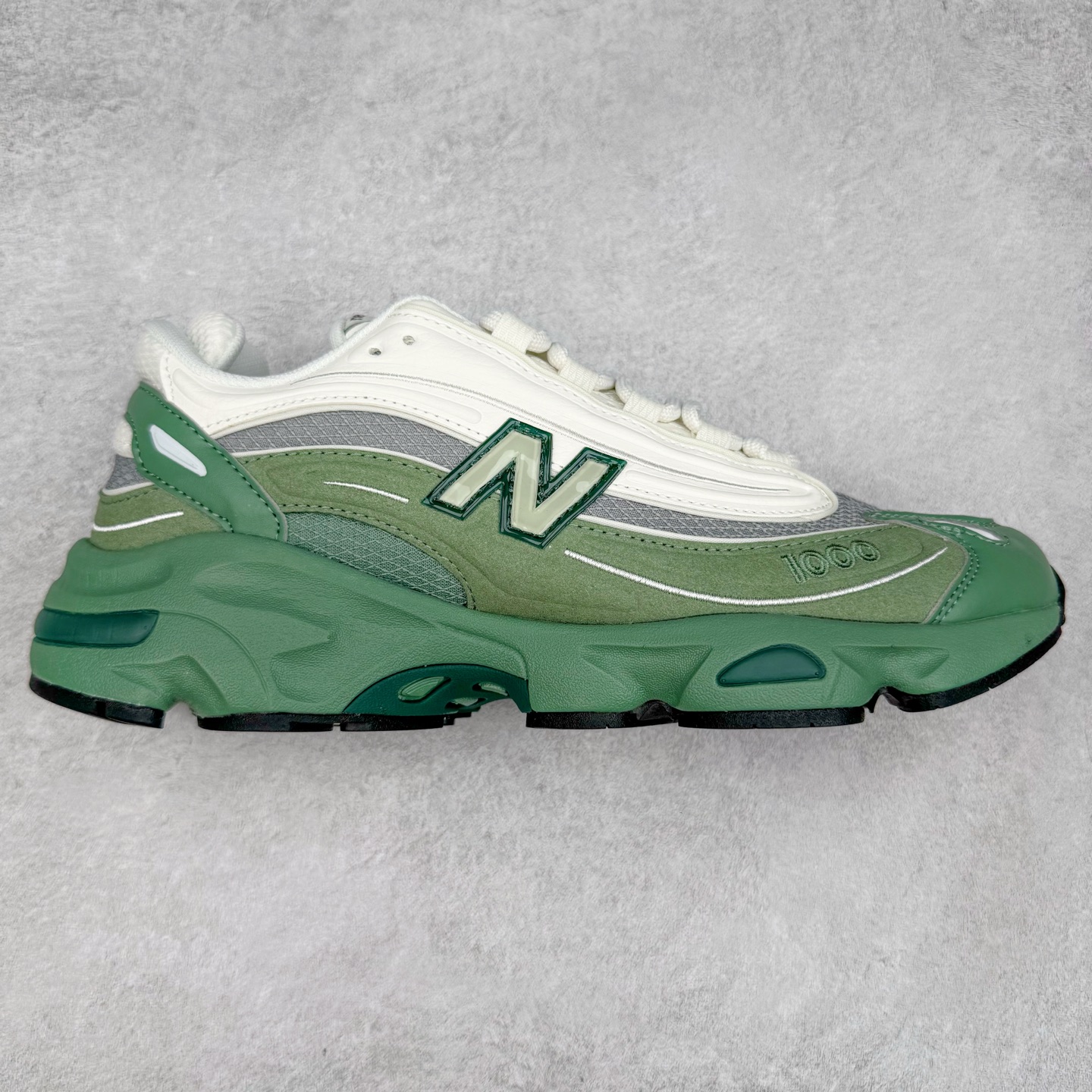 New Balance M1000 NB系列低帮复古老爹风休闲运动慢跑鞋 据悉，New Balance的复古鞋型M1000系列将在2024年正式回归。而自家美产创意总监Teddy Santis的AIMÉ LEON DORE也将率先推出联名1000撑撑场子，鞋款预计将在今年正式发布。New Balance1000系列作为NB最高端的鞋型，诞生于1999年，一度成为当年的热门鞋型，神似Nike Air Max95，现在看来也是一双符合潮流趋势的复古老爹鞋型。此番Teddy Santis亲自操刀，将丰富的配色和升级材质于复古的1000鞋型结合，鞋身采用米色、绿色和粉色的搭配。\\\”N\\\”字Logo也以全新的设计呈现，以1000标志性的网布和皮革材质打造，带来全新的视觉体验。后续ALD和New Balance1000的联名还将推出纯白配色，具体颜值还要等更多实物图的释出。AIMÉ LEON DORE和New Balance的多次联名一直有着超高的人气，无论是550还是1906R都有着不低的溢价，预计此番颜值不错的全新1000也会有着较高的人气。尺码：36 37 37.5 38 38.5 39.5 40 40.5 41.5 42 42.5 43 44 44.5 45-选品中心
