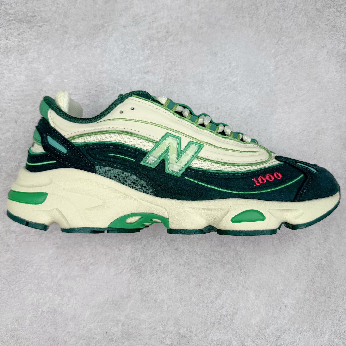 New Balance M1000 NB系列低帮复古老爹风休闲运动慢跑鞋 据悉，New Balance的复古鞋型M1000系列将在2024年正式回归。而自家美产创意总监Teddy Santis的AIMÉ LEON DORE也将率先推出联名1000撑撑场子，鞋款预计将在今年正式发布。New Balance1000系列作为NB最高端的鞋型，诞生于1999年，一度成为当年的热门鞋型，神似Nike Air Max95，现在看来也是一双符合潮流趋势的复古老爹鞋型。此番Teddy Santis亲自操刀，将丰富的配色和升级材质于复古的1000鞋型结合，鞋身采用米色、绿色和粉色的搭配。\\\”N\\\”字Logo也以全新的设计呈现，以1000标志性的网布和皮革材质打造，带来全新的视觉体验。后续ALD和New Balance1000的联名还将推出纯白配色，具体颜值还要等更多实物图的释出。AIMÉ LEON DORE和New Balance的多次联名一直有着超高的人气，无论是550还是1906R都有着不低的溢价，预计此番颜值不错的全新1000也会有着较高的人气。尺码：36 37 37.5 38 38.5 39.5 40 40.5 41.5 42 42.5 43 44 44.5 45-选品中心