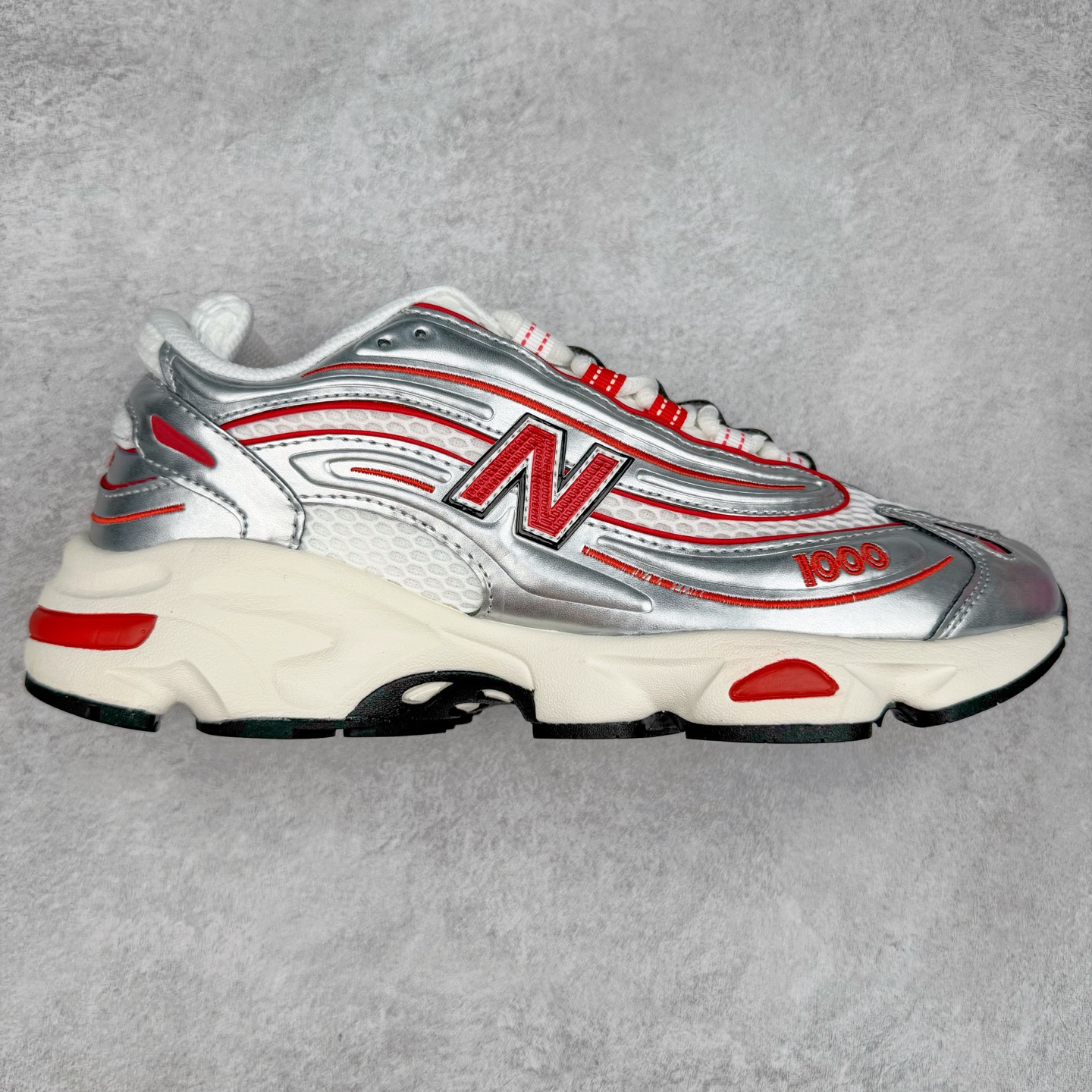 New Balance M1000 NB系列低帮复古老爹风休闲运动慢跑鞋 据悉，New Balance的复古鞋型M1000系列将在2024年正式回归。而自家美产创意总监Teddy Santis的AIMÉ LEON DORE也将率先推出联名1000撑撑场子，鞋款预计将在今年正式发布。New Balance1000系列作为NB最高端的鞋型，诞生于1999年，一度成为当年的热门鞋型，神似Nike Air Max95，现在看来也是一双符合潮流趋势的复古老爹鞋型。此番Teddy Santis亲自操刀，将丰富的配色和升级材质于复古的1000鞋型结合，鞋身采用米色、绿色和粉色的搭配。\\\”N\\\”字Logo也以全新的设计呈现，以1000标志性的网布和皮革材质打造，带来全新的视觉体验。后续ALD和New Balance1000的联名还将推出纯白配色，具体颜值还要等更多实物图的释出。AIMÉ LEON DORE和New Balance的多次联名一直有着超高的人气，无论是550还是1906R都有着不低的溢价，预计此番颜值不错的全新1000也会有着较高的人气。尺码：36 37 37.5 38 38.5 39.5 40 40.5 41.5 42 42.5 43 44 44.5 45-选品中心