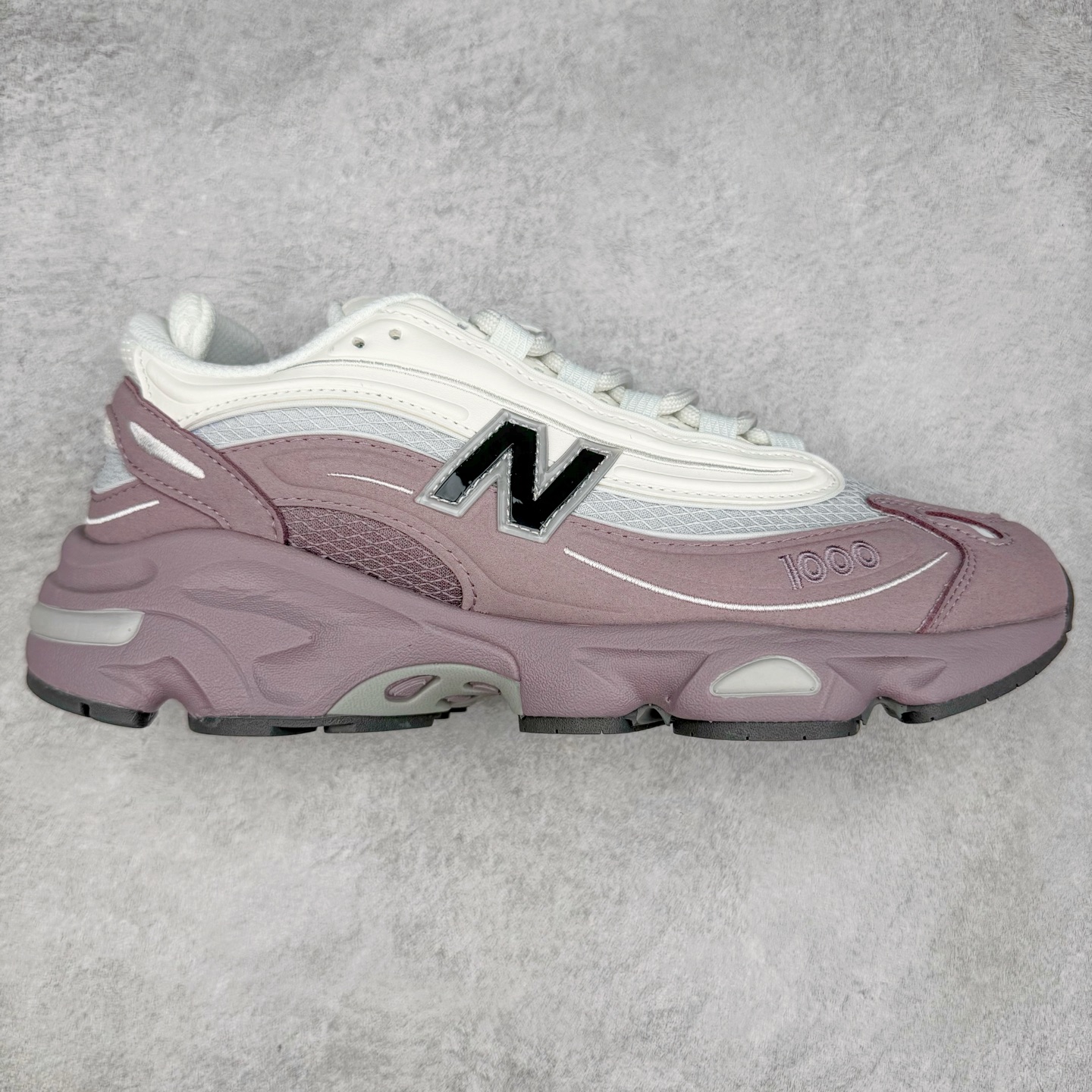 New Balance M1000 NB系列低帮复古老爹风休闲运动慢跑鞋 据悉，New Balance的复古鞋型M1000系列将在2024年正式回归。而自家美产创意总监Teddy Santis的AIMÉ LEON DORE也将率先推出联名1000撑撑场子，鞋款预计将在今年正式发布。New Balance1000系列作为NB最高端的鞋型，诞生于1999年，一度成为当年的热门鞋型，神似Nike Air Max95，现在看来也是一双符合潮流趋势的复古老爹鞋型。此番Teddy Santis亲自操刀，将丰富的配色和升级材质于复古的1000鞋型结合，鞋身采用米色、绿色和粉色的搭配。\\\”N\\\”字Logo也以全新的设计呈现，以1000标志性的网布和皮革材质打造，带来全新的视觉体验。后续ALD和New Balance1000的联名还将推出纯白配色，具体颜值还要等更多实物图的释出。AIMÉ LEON DORE和New Balance的多次联名一直有着超高的人气，无论是550还是1906R都有着不低的溢价，预计此番颜值不错的全新1000也会有着较高的人气。尺码：36 37 37.5 38 38.5 39.5 40 40.5 41.5 42 42.5 43 44 44.5 45-选品中心