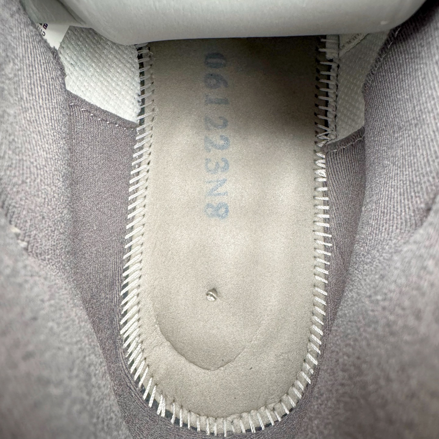 图片[10]-＃KZ神版 Air Jordan AJ11 Retro High 高帮系列 CT8012-005 市场中端王者 耗时半年巨作 全套原纸板楦头开发 确保原汁原味 完美呈现11代版型 此版本只针对中端市场 皮料材质有所更替 其他数据细节工艺流程均保持一致绝不口嗨 细节品控鞋型随意秒杀市面3XX 原楦原档案数据开模打造 原厂中底拉帮钢印 原厂进口漆皮 防冻不开裂 原装鞋撑 水晶大底正确色度色泽 原楦原数据刺绣 原厂车缝走线及对位 毫厘不差 飞人logo采用原数据电脑刺绣 原装正品碳纤维真实碳板 增强抗扭 原内标 原盒标 正确官方原盒 防氧化水晶外底 原厂配套全掌solo气垫 进口港宝加持 后跟自然饱满 全鞋荧光划线卡点 追求极致完美 每一双都是工艺品 多重QC质检 超越公司货的品控标准 实实在在的免检产品 尺码：36 36.5 37.5 38 38.5 39 40 40.5 41 42 42.5 43 44 44.5 45 46 47.5-选品中心