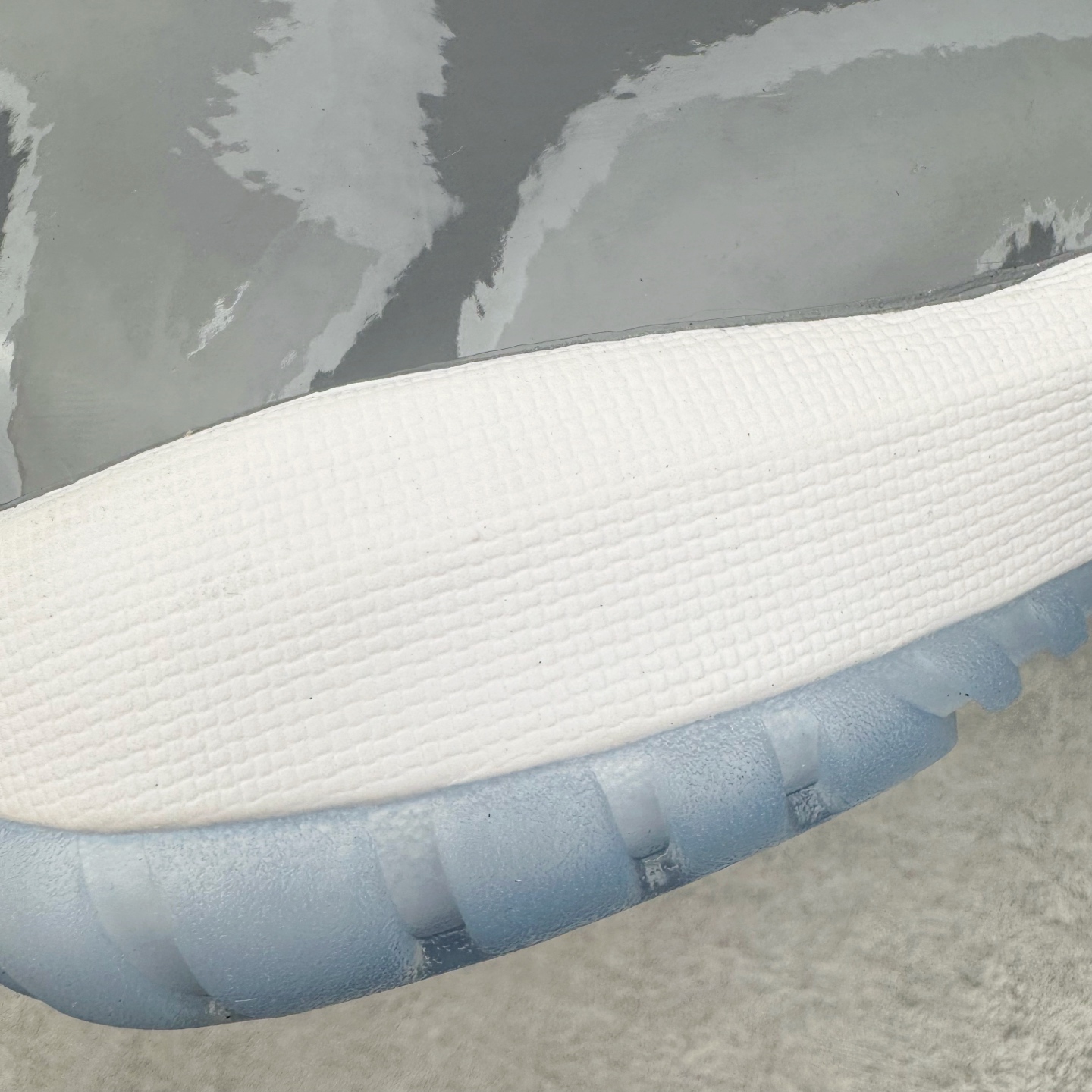 图片[18]-＃KZ神版 Air Jordan AJ11 Retro High 高帮系列 CT8012-005 市场中端王者 耗时半年巨作 全套原纸板楦头开发 确保原汁原味 完美呈现11代版型 此版本只针对中端市场 皮料材质有所更替 其他数据细节工艺流程均保持一致绝不口嗨 细节品控鞋型随意秒杀市面3XX 原楦原档案数据开模打造 原厂中底拉帮钢印 原厂进口漆皮 防冻不开裂 原装鞋撑 水晶大底正确色度色泽 原楦原数据刺绣 原厂车缝走线及对位 毫厘不差 飞人logo采用原数据电脑刺绣 原装正品碳纤维真实碳板 增强抗扭 原内标 原盒标 正确官方原盒 防氧化水晶外底 原厂配套全掌solo气垫 进口港宝加持 后跟自然饱满 全鞋荧光划线卡点 追求极致完美 每一双都是工艺品 多重QC质检 超越公司货的品控标准 实实在在的免检产品 尺码：36 36.5 37.5 38 38.5 39 40 40.5 41 42 42.5 43 44 44.5 45 46 47.5-选品中心