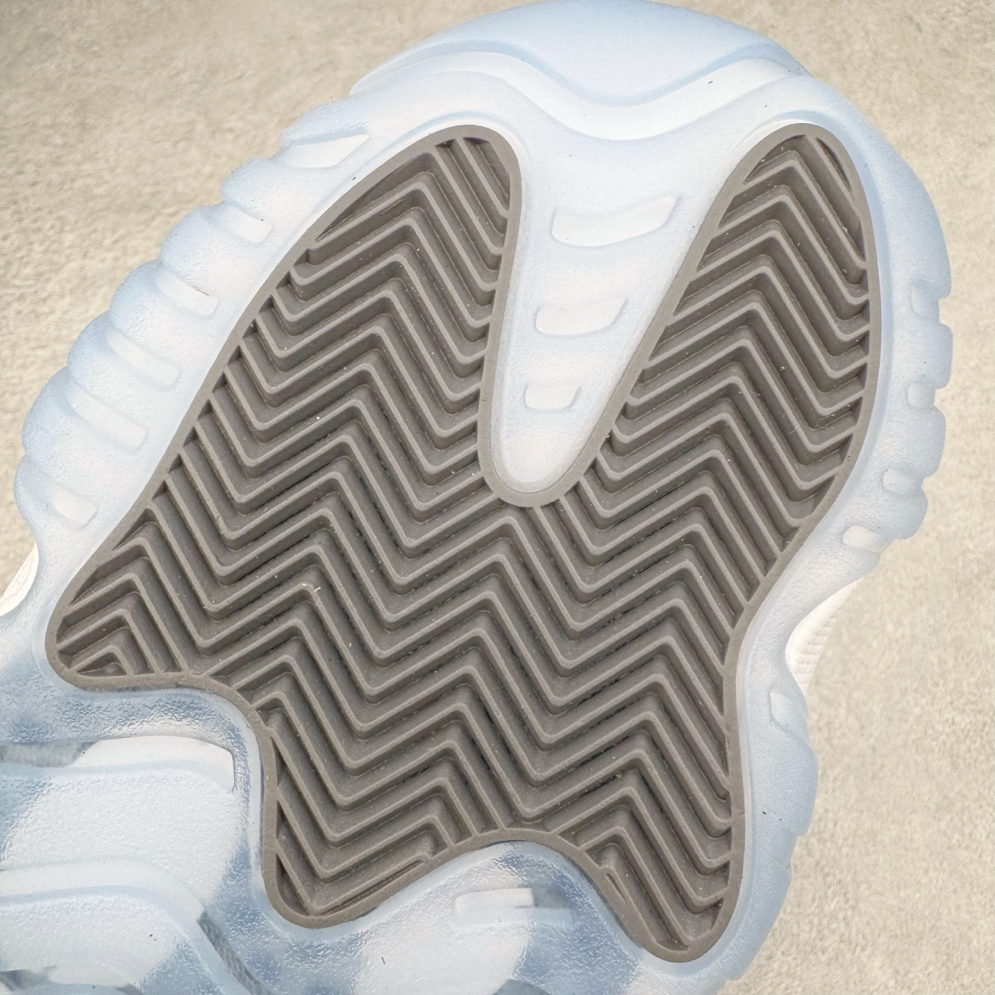 图片[19]-＃KZ神版 Air Jordan AJ11 Retro High 高帮系列 CT8012-005 市场中端王者 耗时半年巨作 全套原纸板楦头开发 确保原汁原味 完美呈现11代版型 此版本只针对中端市场 皮料材质有所更替 其他数据细节工艺流程均保持一致绝不口嗨 细节品控鞋型随意秒杀市面3XX 原楦原档案数据开模打造 原厂中底拉帮钢印 原厂进口漆皮 防冻不开裂 原装鞋撑 水晶大底正确色度色泽 原楦原数据刺绣 原厂车缝走线及对位 毫厘不差 飞人logo采用原数据电脑刺绣 原装正品碳纤维真实碳板 增强抗扭 原内标 原盒标 正确官方原盒 防氧化水晶外底 原厂配套全掌solo气垫 进口港宝加持 后跟自然饱满 全鞋荧光划线卡点 追求极致完美 每一双都是工艺品 多重QC质检 超越公司货的品控标准 实实在在的免检产品 尺码：36 36.5 37.5 38 38.5 39 40 40.5 41 42 42.5 43 44 44.5 45 46 47.5-选品中心