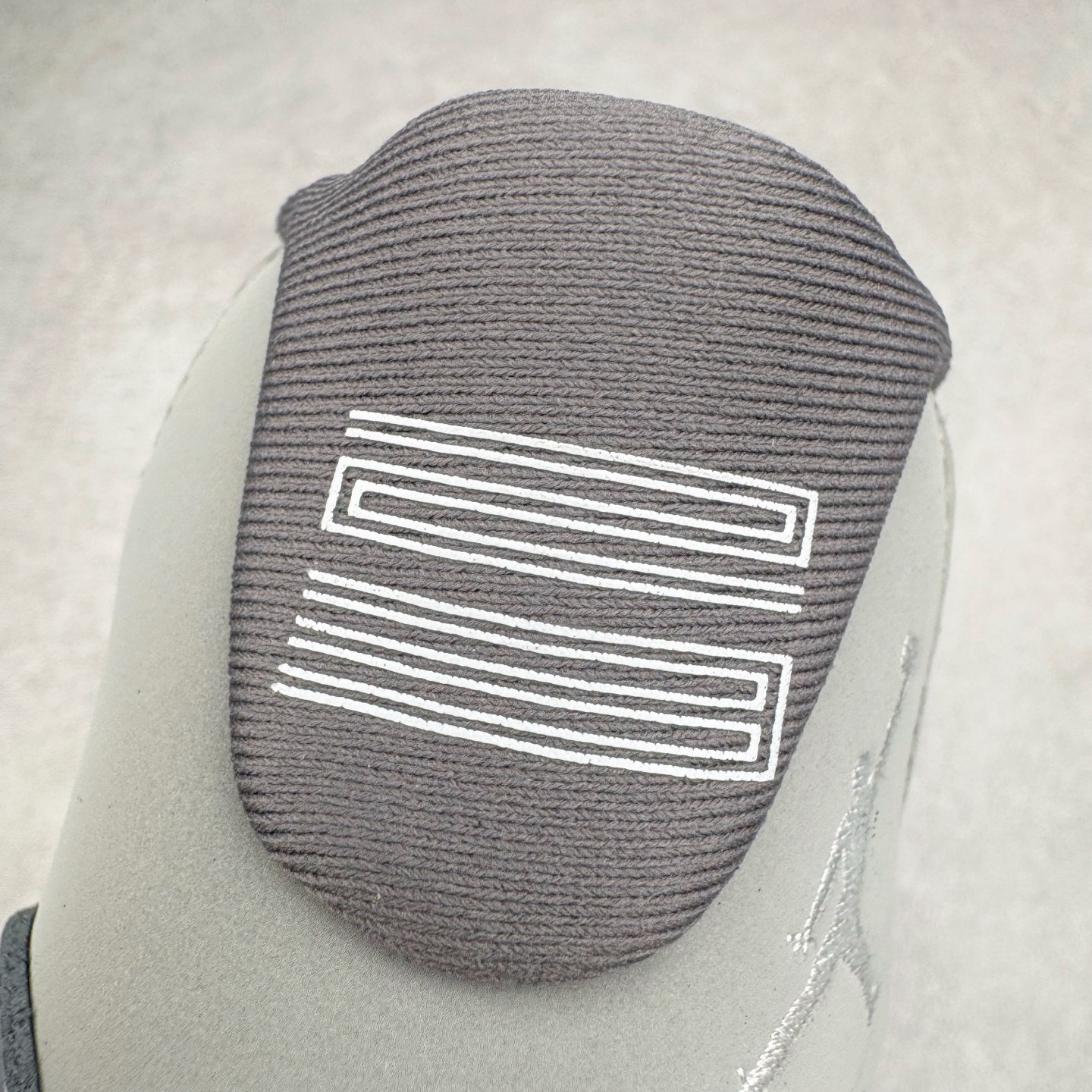 图片[15]-＃KZ神版 Air Jordan AJ11 Retro High 高帮系列 CT8012-005 市场中端王者 耗时半年巨作 全套原纸板楦头开发 确保原汁原味 完美呈现11代版型 此版本只针对中端市场 皮料材质有所更替 其他数据细节工艺流程均保持一致绝不口嗨 细节品控鞋型随意秒杀市面3XX 原楦原档案数据开模打造 原厂中底拉帮钢印 原厂进口漆皮 防冻不开裂 原装鞋撑 水晶大底正确色度色泽 原楦原数据刺绣 原厂车缝走线及对位 毫厘不差 飞人logo采用原数据电脑刺绣 原装正品碳纤维真实碳板 增强抗扭 原内标 原盒标 正确官方原盒 防氧化水晶外底 原厂配套全掌solo气垫 进口港宝加持 后跟自然饱满 全鞋荧光划线卡点 追求极致完美 每一双都是工艺品 多重QC质检 超越公司货的品控标准 实实在在的免检产品 尺码：36 36.5 37.5 38 38.5 39 40 40.5 41 42 42.5 43 44 44.5 45 46 47.5-选品中心