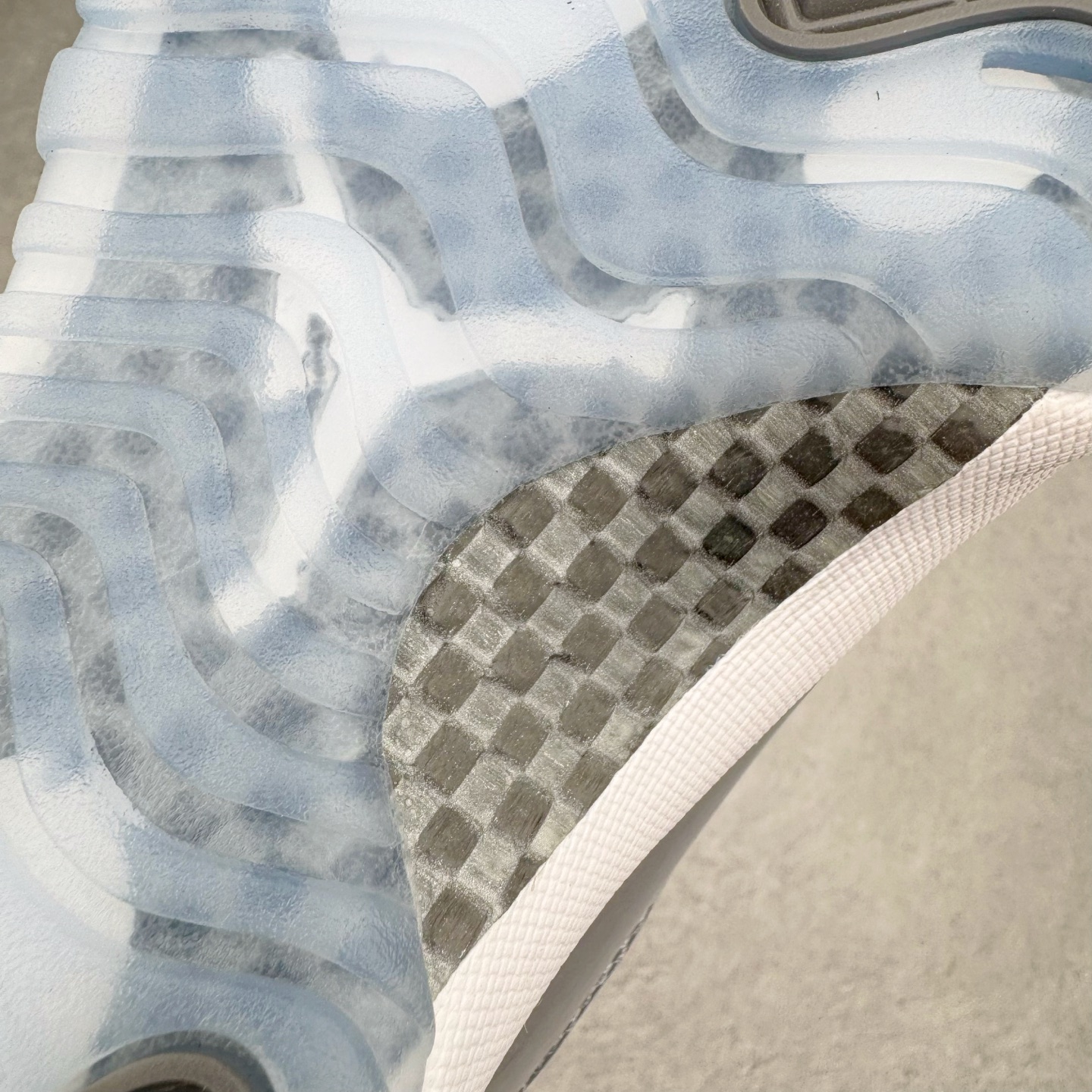 图片[21]-＃KZ神版 Air Jordan AJ11 Retro High 高帮系列 CT8012-005 市场中端王者 耗时半年巨作 全套原纸板楦头开发 确保原汁原味 完美呈现11代版型 此版本只针对中端市场 皮料材质有所更替 其他数据细节工艺流程均保持一致绝不口嗨 细节品控鞋型随意秒杀市面3XX 原楦原档案数据开模打造 原厂中底拉帮钢印 原厂进口漆皮 防冻不开裂 原装鞋撑 水晶大底正确色度色泽 原楦原数据刺绣 原厂车缝走线及对位 毫厘不差 飞人logo采用原数据电脑刺绣 原装正品碳纤维真实碳板 增强抗扭 原内标 原盒标 正确官方原盒 防氧化水晶外底 原厂配套全掌solo气垫 进口港宝加持 后跟自然饱满 全鞋荧光划线卡点 追求极致完美 每一双都是工艺品 多重QC质检 超越公司货的品控标准 实实在在的免检产品 尺码：36 36.5 37.5 38 38.5 39 40 40.5 41 42 42.5 43 44 44.5 45 46 47.5-选品中心