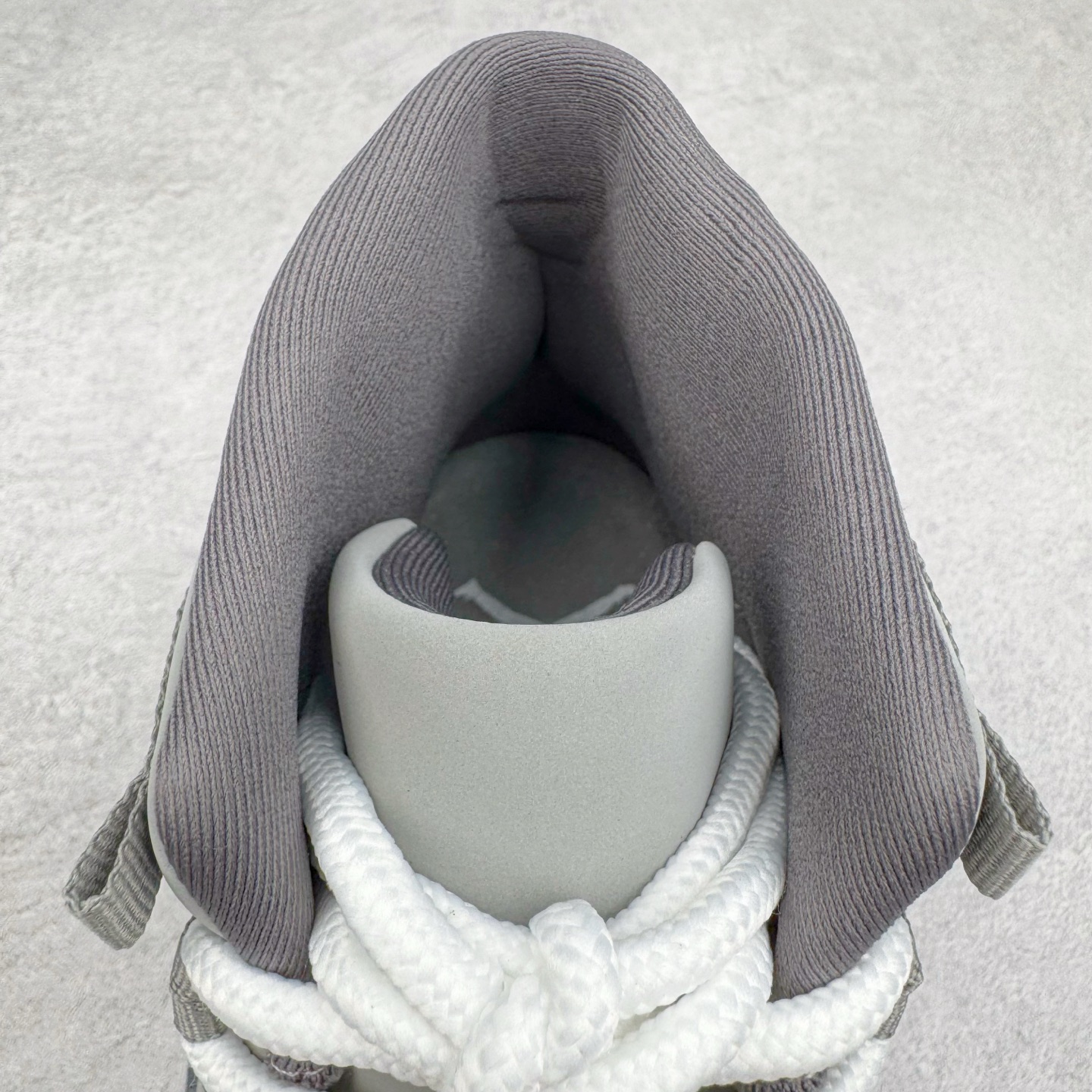 图片[12]-＃KZ神版 Air Jordan AJ11 Retro High 高帮系列 CT8012-005 市场中端王者 耗时半年巨作 全套原纸板楦头开发 确保原汁原味 完美呈现11代版型 此版本只针对中端市场 皮料材质有所更替 其他数据细节工艺流程均保持一致绝不口嗨 细节品控鞋型随意秒杀市面3XX 原楦原档案数据开模打造 原厂中底拉帮钢印 原厂进口漆皮 防冻不开裂 原装鞋撑 水晶大底正确色度色泽 原楦原数据刺绣 原厂车缝走线及对位 毫厘不差 飞人logo采用原数据电脑刺绣 原装正品碳纤维真实碳板 增强抗扭 原内标 原盒标 正确官方原盒 防氧化水晶外底 原厂配套全掌solo气垫 进口港宝加持 后跟自然饱满 全鞋荧光划线卡点 追求极致完美 每一双都是工艺品 多重QC质检 超越公司货的品控标准 实实在在的免检产品 尺码：36 36.5 37.5 38 38.5 39 40 40.5 41 42 42.5 43 44 44.5 45 46 47.5-选品中心