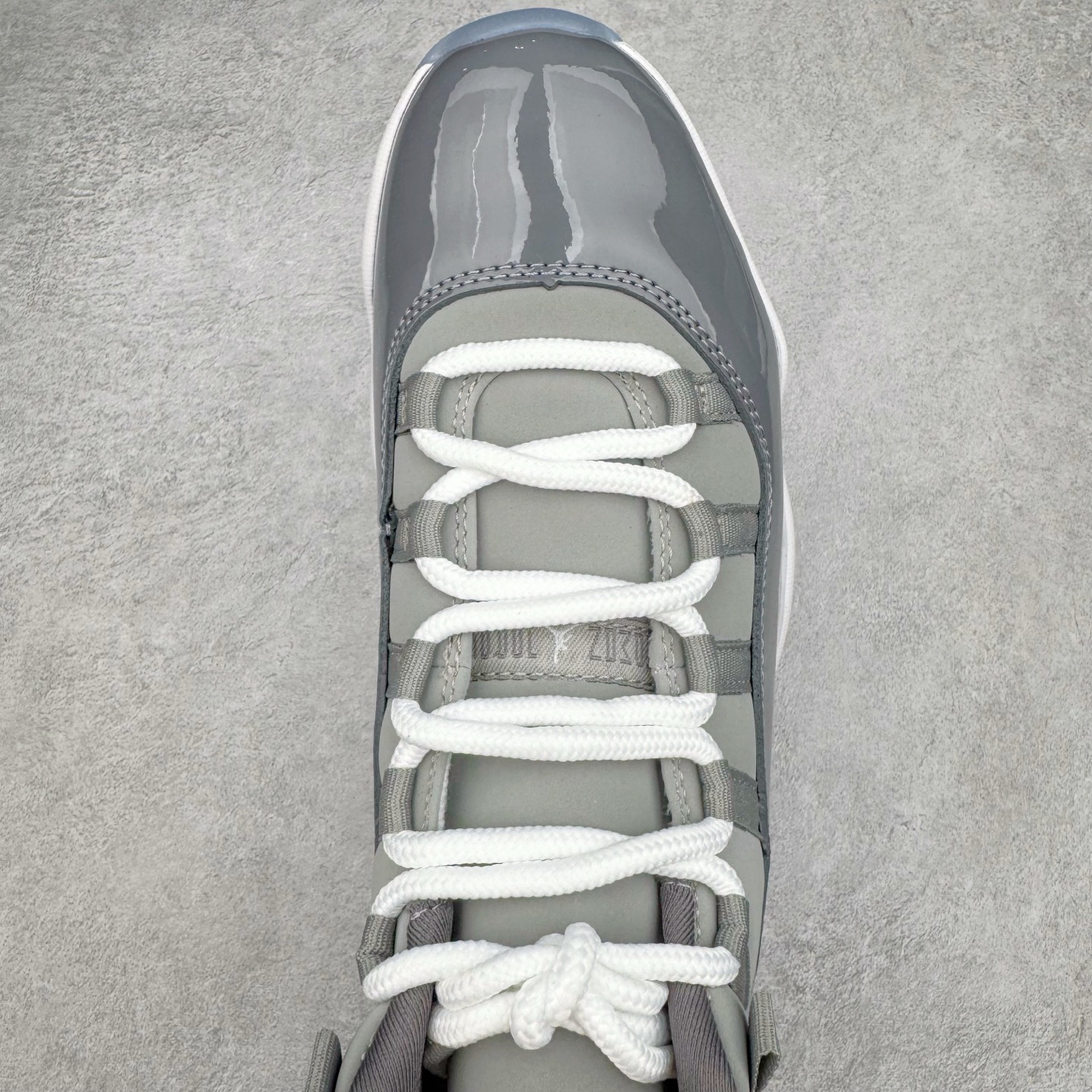 图片[4]-＃KZ神版 Air Jordan AJ11 Retro High 高帮系列 CT8012-005 市场中端王者 耗时半年巨作 全套原纸板楦头开发 确保原汁原味 完美呈现11代版型 此版本只针对中端市场 皮料材质有所更替 其他数据细节工艺流程均保持一致绝不口嗨 细节品控鞋型随意秒杀市面3XX 原楦原档案数据开模打造 原厂中底拉帮钢印 原厂进口漆皮 防冻不开裂 原装鞋撑 水晶大底正确色度色泽 原楦原数据刺绣 原厂车缝走线及对位 毫厘不差 飞人logo采用原数据电脑刺绣 原装正品碳纤维真实碳板 增强抗扭 原内标 原盒标 正确官方原盒 防氧化水晶外底 原厂配套全掌solo气垫 进口港宝加持 后跟自然饱满 全鞋荧光划线卡点 追求极致完美 每一双都是工艺品 多重QC质检 超越公司货的品控标准 实实在在的免检产品 尺码：36 36.5 37.5 38 38.5 39 40 40.5 41 42 42.5 43 44 44.5 45 46 47.5-选品中心