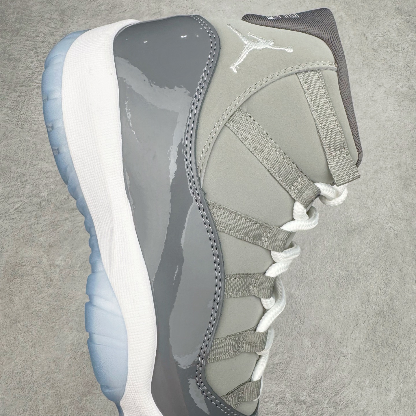 图片[6]-＃KZ神版 Air Jordan AJ11 Retro High 高帮系列 CT8012-005 市场中端王者 耗时半年巨作 全套原纸板楦头开发 确保原汁原味 完美呈现11代版型 此版本只针对中端市场 皮料材质有所更替 其他数据细节工艺流程均保持一致绝不口嗨 细节品控鞋型随意秒杀市面3XX 原楦原档案数据开模打造 原厂中底拉帮钢印 原厂进口漆皮 防冻不开裂 原装鞋撑 水晶大底正确色度色泽 原楦原数据刺绣 原厂车缝走线及对位 毫厘不差 飞人logo采用原数据电脑刺绣 原装正品碳纤维真实碳板 增强抗扭 原内标 原盒标 正确官方原盒 防氧化水晶外底 原厂配套全掌solo气垫 进口港宝加持 后跟自然饱满 全鞋荧光划线卡点 追求极致完美 每一双都是工艺品 多重QC质检 超越公司货的品控标准 实实在在的免检产品 尺码：36 36.5 37.5 38 38.5 39 40 40.5 41 42 42.5 43 44 44.5 45 46 47.5-选品中心