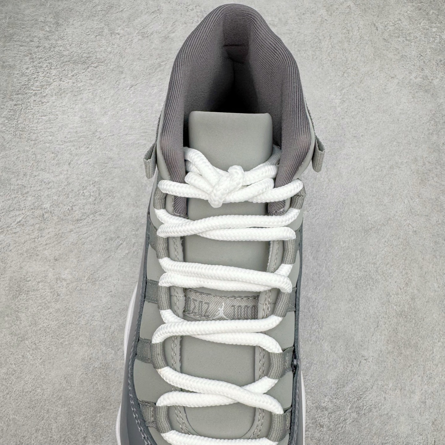 图片[5]-＃KZ神版 Air Jordan AJ11 Retro High 高帮系列 CT8012-005 市场中端王者 耗时半年巨作 全套原纸板楦头开发 确保原汁原味 完美呈现11代版型 此版本只针对中端市场 皮料材质有所更替 其他数据细节工艺流程均保持一致绝不口嗨 细节品控鞋型随意秒杀市面3XX 原楦原档案数据开模打造 原厂中底拉帮钢印 原厂进口漆皮 防冻不开裂 原装鞋撑 水晶大底正确色度色泽 原楦原数据刺绣 原厂车缝走线及对位 毫厘不差 飞人logo采用原数据电脑刺绣 原装正品碳纤维真实碳板 增强抗扭 原内标 原盒标 正确官方原盒 防氧化水晶外底 原厂配套全掌solo气垫 进口港宝加持 后跟自然饱满 全鞋荧光划线卡点 追求极致完美 每一双都是工艺品 多重QC质检 超越公司货的品控标准 实实在在的免检产品 尺码：36 36.5 37.5 38 38.5 39 40 40.5 41 42 42.5 43 44 44.5 45 46 47.5-选品中心