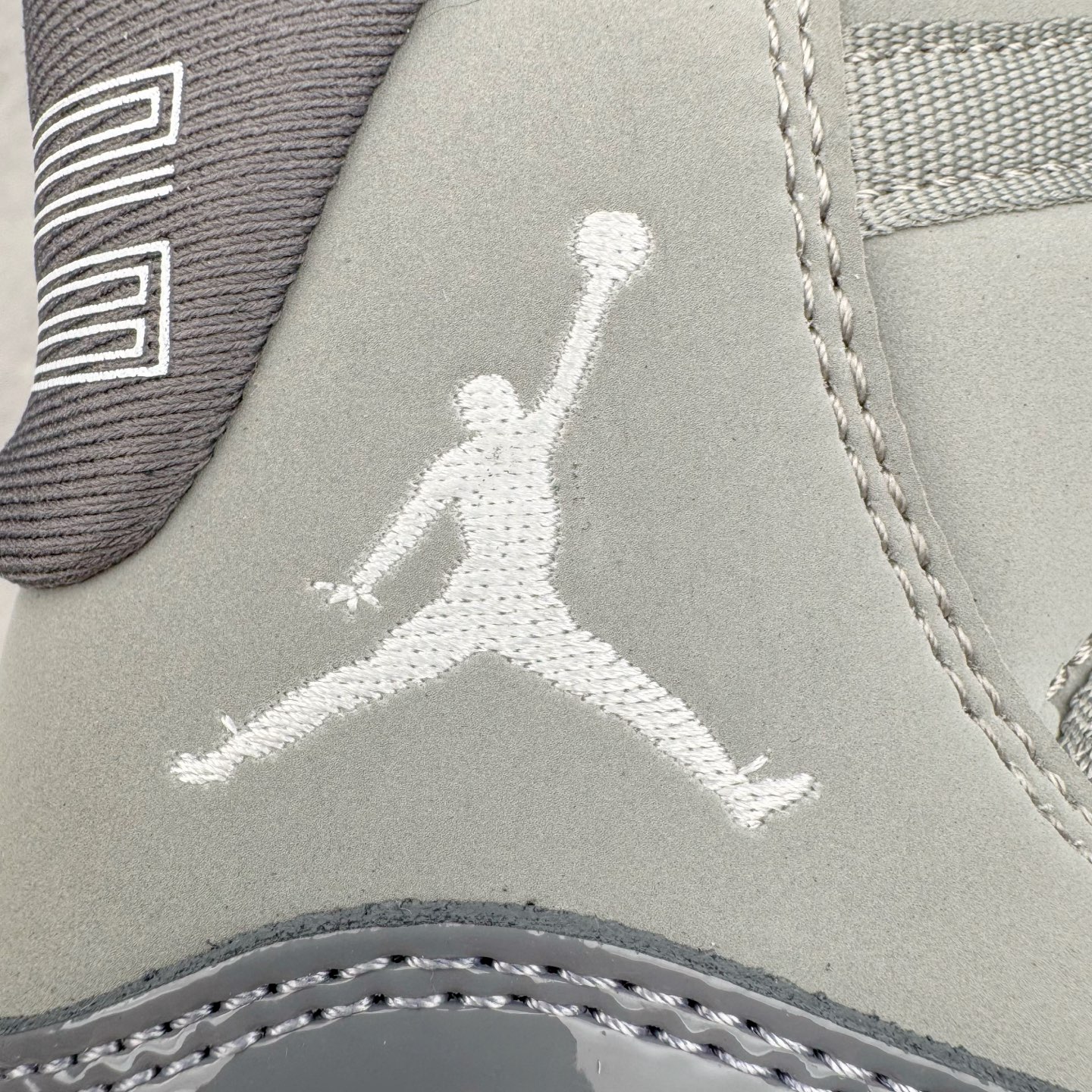 图片[17]-＃KZ神版 Air Jordan AJ11 Retro High 高帮系列 CT8012-005 市场中端王者 耗时半年巨作 全套原纸板楦头开发 确保原汁原味 完美呈现11代版型 此版本只针对中端市场 皮料材质有所更替 其他数据细节工艺流程均保持一致绝不口嗨 细节品控鞋型随意秒杀市面3XX 原楦原档案数据开模打造 原厂中底拉帮钢印 原厂进口漆皮 防冻不开裂 原装鞋撑 水晶大底正确色度色泽 原楦原数据刺绣 原厂车缝走线及对位 毫厘不差 飞人logo采用原数据电脑刺绣 原装正品碳纤维真实碳板 增强抗扭 原内标 原盒标 正确官方原盒 防氧化水晶外底 原厂配套全掌solo气垫 进口港宝加持 后跟自然饱满 全鞋荧光划线卡点 追求极致完美 每一双都是工艺品 多重QC质检 超越公司货的品控标准 实实在在的免检产品 尺码：36 36.5 37.5 38 38.5 39 40 40.5 41 42 42.5 43 44 44.5 45 46 47.5-选品中心