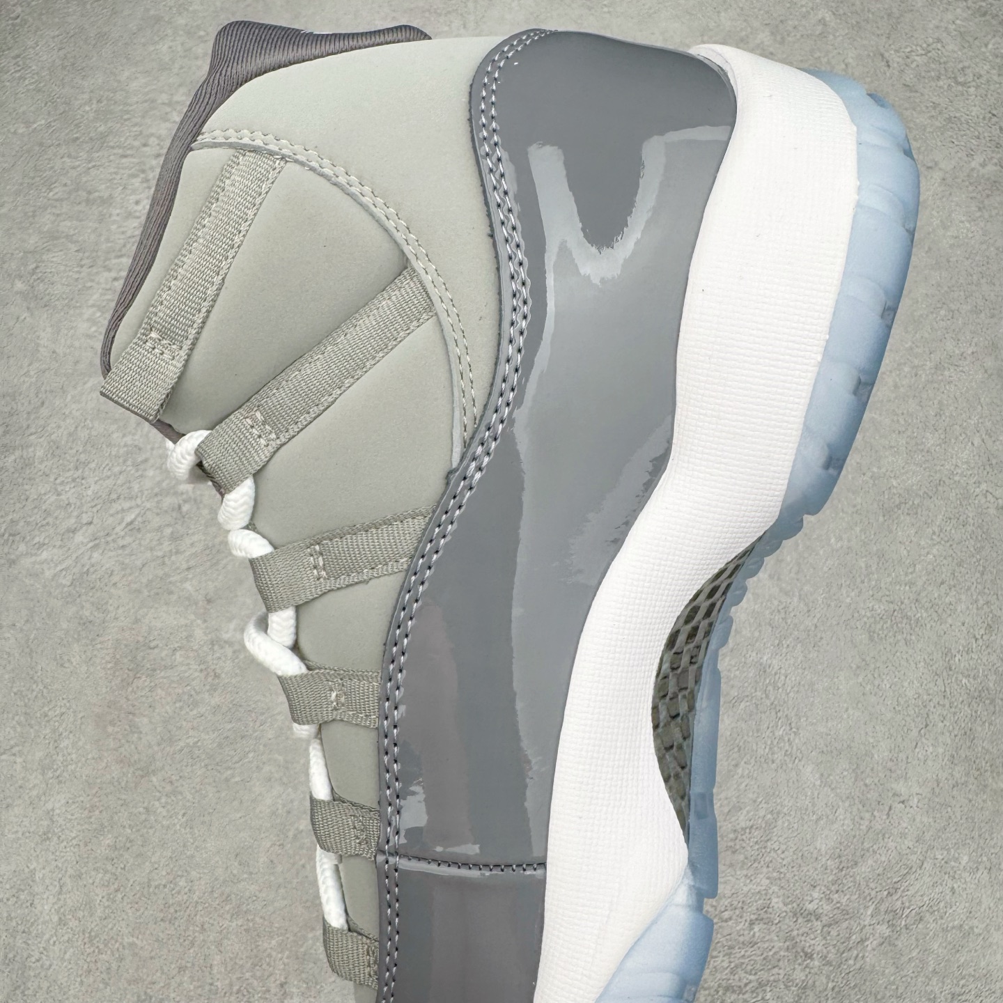 图片[7]-＃KZ神版 Air Jordan AJ11 Retro High 高帮系列 CT8012-005 市场中端王者 耗时半年巨作 全套原纸板楦头开发 确保原汁原味 完美呈现11代版型 此版本只针对中端市场 皮料材质有所更替 其他数据细节工艺流程均保持一致绝不口嗨 细节品控鞋型随意秒杀市面3XX 原楦原档案数据开模打造 原厂中底拉帮钢印 原厂进口漆皮 防冻不开裂 原装鞋撑 水晶大底正确色度色泽 原楦原数据刺绣 原厂车缝走线及对位 毫厘不差 飞人logo采用原数据电脑刺绣 原装正品碳纤维真实碳板 增强抗扭 原内标 原盒标 正确官方原盒 防氧化水晶外底 原厂配套全掌solo气垫 进口港宝加持 后跟自然饱满 全鞋荧光划线卡点 追求极致完美 每一双都是工艺品 多重QC质检 超越公司货的品控标准 实实在在的免检产品 尺码：36 36.5 37.5 38 38.5 39 40 40.5 41 42 42.5 43 44 44.5 45 46 47.5-选品中心