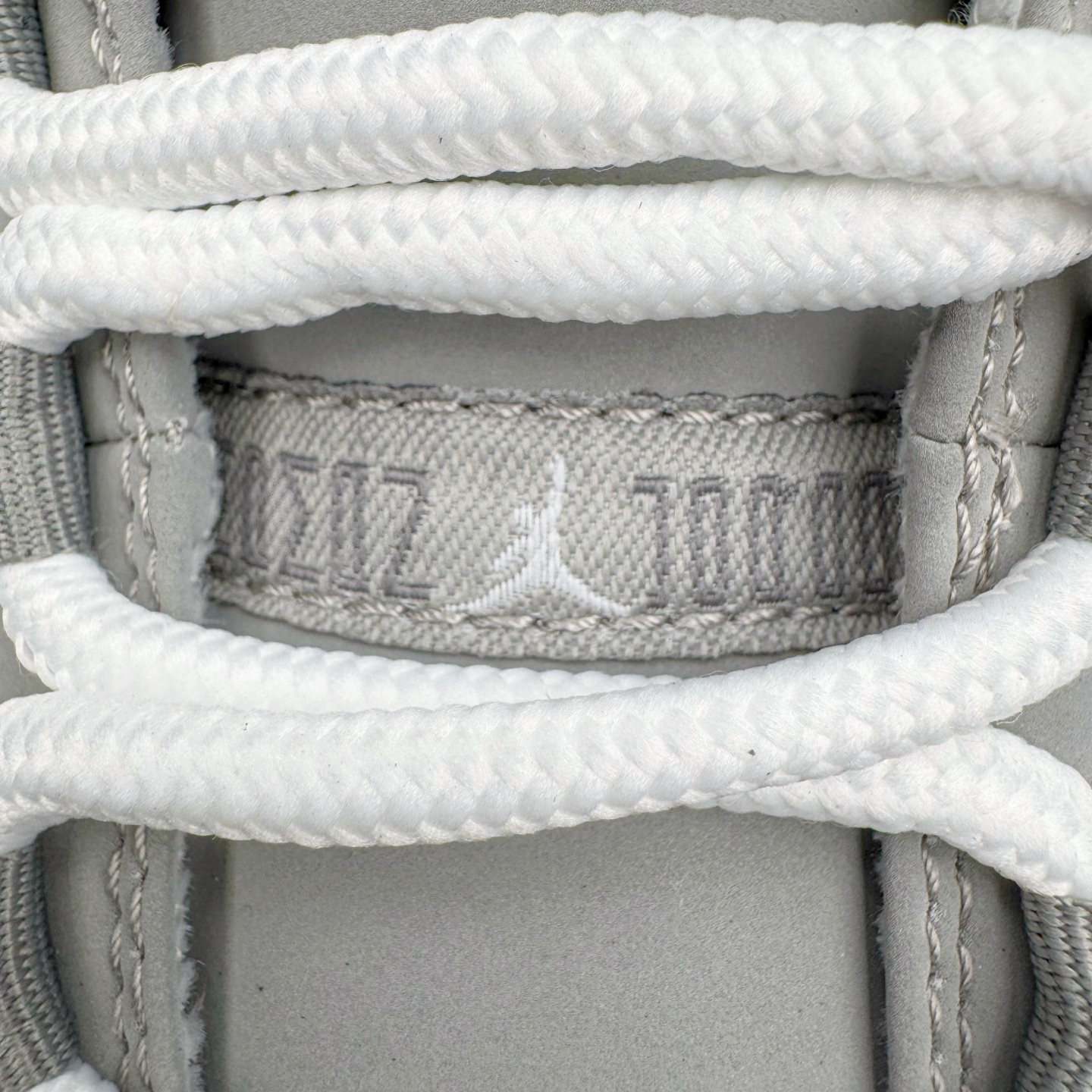 图片[13]-＃KZ神版 Air Jordan AJ11 Retro High 高帮系列 CT8012-005 市场中端王者 耗时半年巨作 全套原纸板楦头开发 确保原汁原味 完美呈现11代版型 此版本只针对中端市场 皮料材质有所更替 其他数据细节工艺流程均保持一致绝不口嗨 细节品控鞋型随意秒杀市面3XX 原楦原档案数据开模打造 原厂中底拉帮钢印 原厂进口漆皮 防冻不开裂 原装鞋撑 水晶大底正确色度色泽 原楦原数据刺绣 原厂车缝走线及对位 毫厘不差 飞人logo采用原数据电脑刺绣 原装正品碳纤维真实碳板 增强抗扭 原内标 原盒标 正确官方原盒 防氧化水晶外底 原厂配套全掌solo气垫 进口港宝加持 后跟自然饱满 全鞋荧光划线卡点 追求极致完美 每一双都是工艺品 多重QC质检 超越公司货的品控标准 实实在在的免检产品 尺码：36 36.5 37.5 38 38.5 39 40 40.5 41 42 42.5 43 44 44.5 45 46 47.5-选品中心