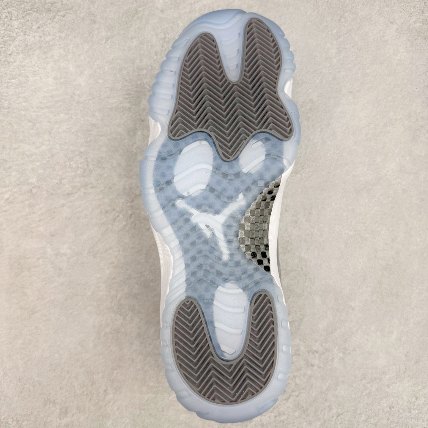 图片[9]-＃KZ神版 Air Jordan AJ11 Retro High 高帮系列 CT8012-005 市场中端王者 耗时半年巨作 全套原纸板楦头开发 确保原汁原味 完美呈现11代版型 此版本只针对中端市场 皮料材质有所更替 其他数据细节工艺流程均保持一致绝不口嗨 细节品控鞋型随意秒杀市面3XX 原楦原档案数据开模打造 原厂中底拉帮钢印 原厂进口漆皮 防冻不开裂 原装鞋撑 水晶大底正确色度色泽 原楦原数据刺绣 原厂车缝走线及对位 毫厘不差 飞人logo采用原数据电脑刺绣 原装正品碳纤维真实碳板 增强抗扭 原内标 原盒标 正确官方原盒 防氧化水晶外底 原厂配套全掌solo气垫 进口港宝加持 后跟自然饱满 全鞋荧光划线卡点 追求极致完美 每一双都是工艺品 多重QC质检 超越公司货的品控标准 实实在在的免检产品 尺码：36 36.5 37.5 38 38.5 39 40 40.5 41 42 42.5 43 44 44.5 45 46 47.5-选品中心