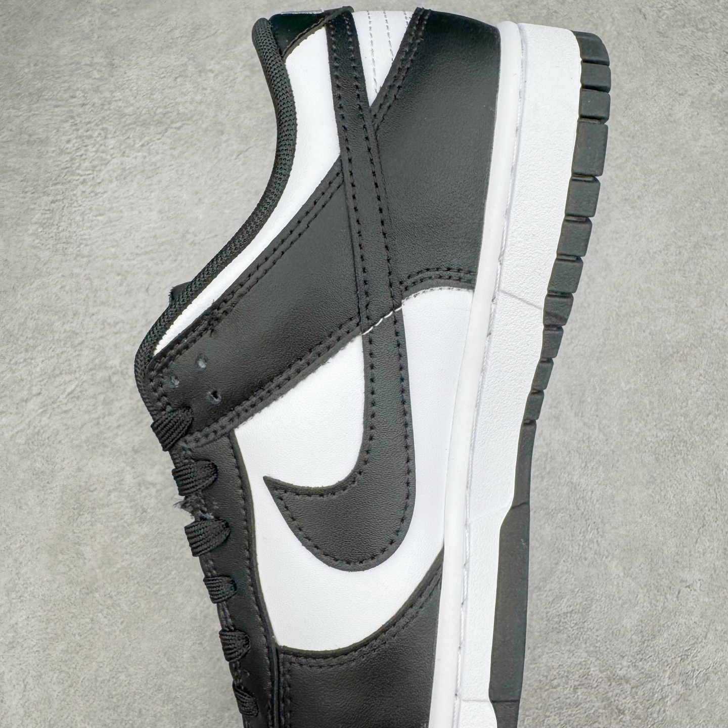 图片[7]-＃YC纯原 NK Dunk Low 黑白熊猫2.0 HF5441-100 实力大厂出品 新配色陆续开发 利润个位数只为口碑 全套原纸板楦头开发 确保原汁原味 完美呈现DUNK版型 一比一鞋头弧度高度鞋身弧度 此版本只针对中端市场 皮料材质有所更替 其他数据细节工艺流程均保持一致 绝不口嗨 细节品控鞋型随意对比 独家私模官方第六代原厂航空铝磨具打磨大底 鞋头坡度极致还原 无解鞋型 原盒原配 圈内天花板工艺 原厂玻璃冲刀 超高清洁度 全鞋零毛边皮料切割 原厂中底布点胶 中底布拉帮走线遵循公司 尺码：36 36.5 37.5 38 38.5 39 40 40.5 41 42 42.5 43 44 44.5 45 46-选品中心