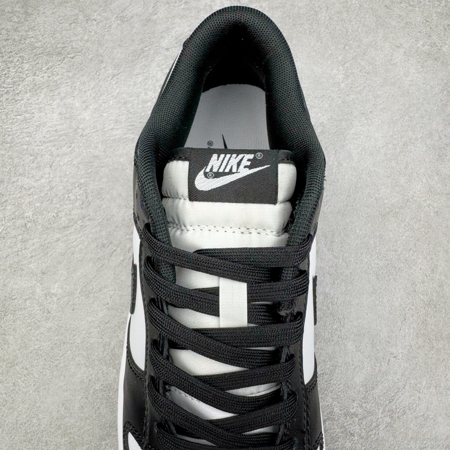 图片[5]-＃YC纯原 NK Dunk Low 黑白熊猫2.0 HF5441-100 实力大厂出品 新配色陆续开发 利润个位数只为口碑 全套原纸板楦头开发 确保原汁原味 完美呈现DUNK版型 一比一鞋头弧度高度鞋身弧度 此版本只针对中端市场 皮料材质有所更替 其他数据细节工艺流程均保持一致 绝不口嗨 细节品控鞋型随意对比 独家私模官方第六代原厂航空铝磨具打磨大底 鞋头坡度极致还原 无解鞋型 原盒原配 圈内天花板工艺 原厂玻璃冲刀 超高清洁度 全鞋零毛边皮料切割 原厂中底布点胶 中底布拉帮走线遵循公司 尺码：36 36.5 37.5 38 38.5 39 40 40.5 41 42 42.5 43 44 44.5 45 46-选品中心