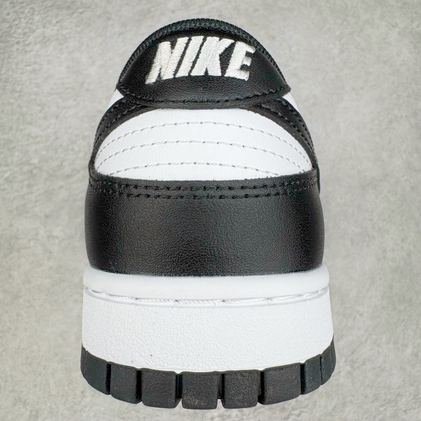 图片[8]-＃YC纯原 NK Dunk Low 黑白熊猫2.0 HF5441-100 实力大厂出品 新配色陆续开发 利润个位数只为口碑 全套原纸板楦头开发 确保原汁原味 完美呈现DUNK版型 一比一鞋头弧度高度鞋身弧度 此版本只针对中端市场 皮料材质有所更替 其他数据细节工艺流程均保持一致 绝不口嗨 细节品控鞋型随意对比 独家私模官方第六代原厂航空铝磨具打磨大底 鞋头坡度极致还原 无解鞋型 原盒原配 圈内天花板工艺 原厂玻璃冲刀 超高清洁度 全鞋零毛边皮料切割 原厂中底布点胶 中底布拉帮走线遵循公司 尺码：36 36.5 37.5 38 38.5 39 40 40.5 41 42 42.5 43 44 44.5 45 46-选品中心