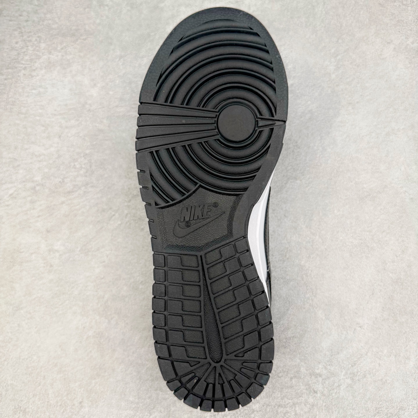 图片[9]-＃YC纯原 NK Dunk Low 黑白熊猫2.0 HF5441-100 实力大厂出品 新配色陆续开发 利润个位数只为口碑 全套原纸板楦头开发 确保原汁原味 完美呈现DUNK版型 一比一鞋头弧度高度鞋身弧度 此版本只针对中端市场 皮料材质有所更替 其他数据细节工艺流程均保持一致 绝不口嗨 细节品控鞋型随意对比 独家私模官方第六代原厂航空铝磨具打磨大底 鞋头坡度极致还原 无解鞋型 原盒原配 圈内天花板工艺 原厂玻璃冲刀 超高清洁度 全鞋零毛边皮料切割 原厂中底布点胶 中底布拉帮走线遵循公司 尺码：36 36.5 37.5 38 38.5 39 40 40.5 41 42 42.5 43 44 44.5 45 46-选品中心