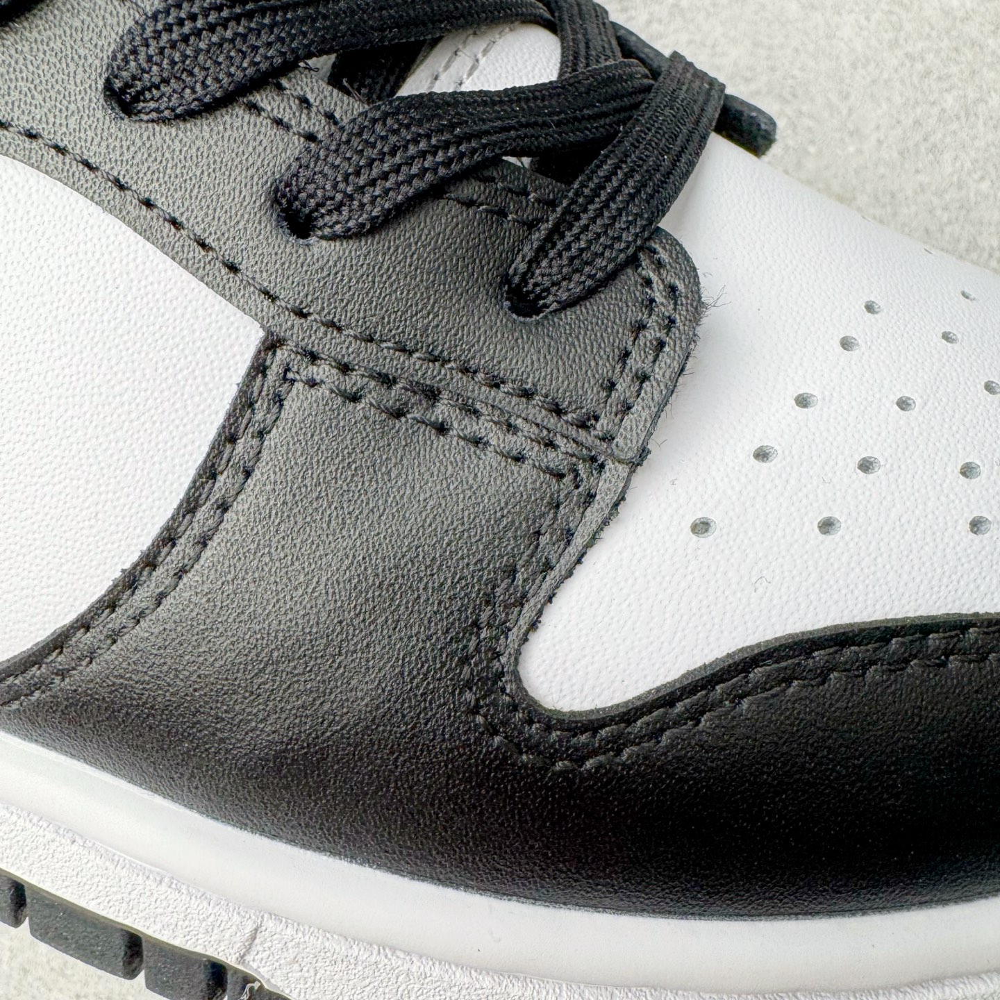 图片[19]-＃YC纯原 NK Dunk Low 黑白熊猫2.0 HF5441-100 实力大厂出品 新配色陆续开发 利润个位数只为口碑 全套原纸板楦头开发 确保原汁原味 完美呈现DUNK版型 一比一鞋头弧度高度鞋身弧度 此版本只针对中端市场 皮料材质有所更替 其他数据细节工艺流程均保持一致 绝不口嗨 细节品控鞋型随意对比 独家私模官方第六代原厂航空铝磨具打磨大底 鞋头坡度极致还原 无解鞋型 原盒原配 圈内天花板工艺 原厂玻璃冲刀 超高清洁度 全鞋零毛边皮料切割 原厂中底布点胶 中底布拉帮走线遵循公司 尺码：36 36.5 37.5 38 38.5 39 40 40.5 41 42 42.5 43 44 44.5 45 46-选品中心