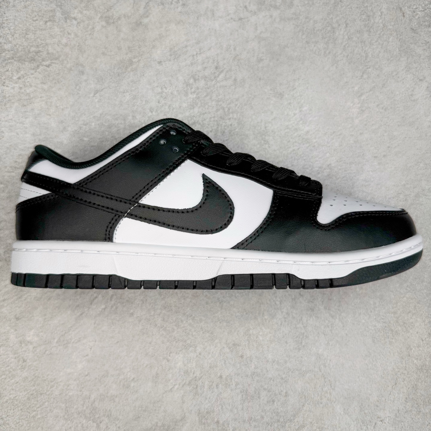 ＃YC纯原 NK Dunk Low 黑白熊猫2.0 HF5441-100 实力大厂出品 新配色陆续开发 利润个位数只为口碑 全套原纸板楦头开发 确保原汁原味 完美呈现DUNK版型 一比一鞋头弧度高度鞋身弧度 此版本只针对中端市场 皮料材质有所更替 其他数据细节工艺流程均保持一致 绝不口嗨 细节品控鞋型随意对比 独家私模官方第六代原厂航空铝磨具打磨大底 鞋头坡度极致还原 无解鞋型 原盒原配 圈内天花板工艺 原厂玻璃冲刀 超高清洁度 全鞋零毛边皮料切割 原厂中底布点胶 中底布拉帮走线遵循公司 尺码：36 36.5 37.5 38 38.5 39 40 40.5 41 42 42.5 43 44 44.5 45 46-选品中心