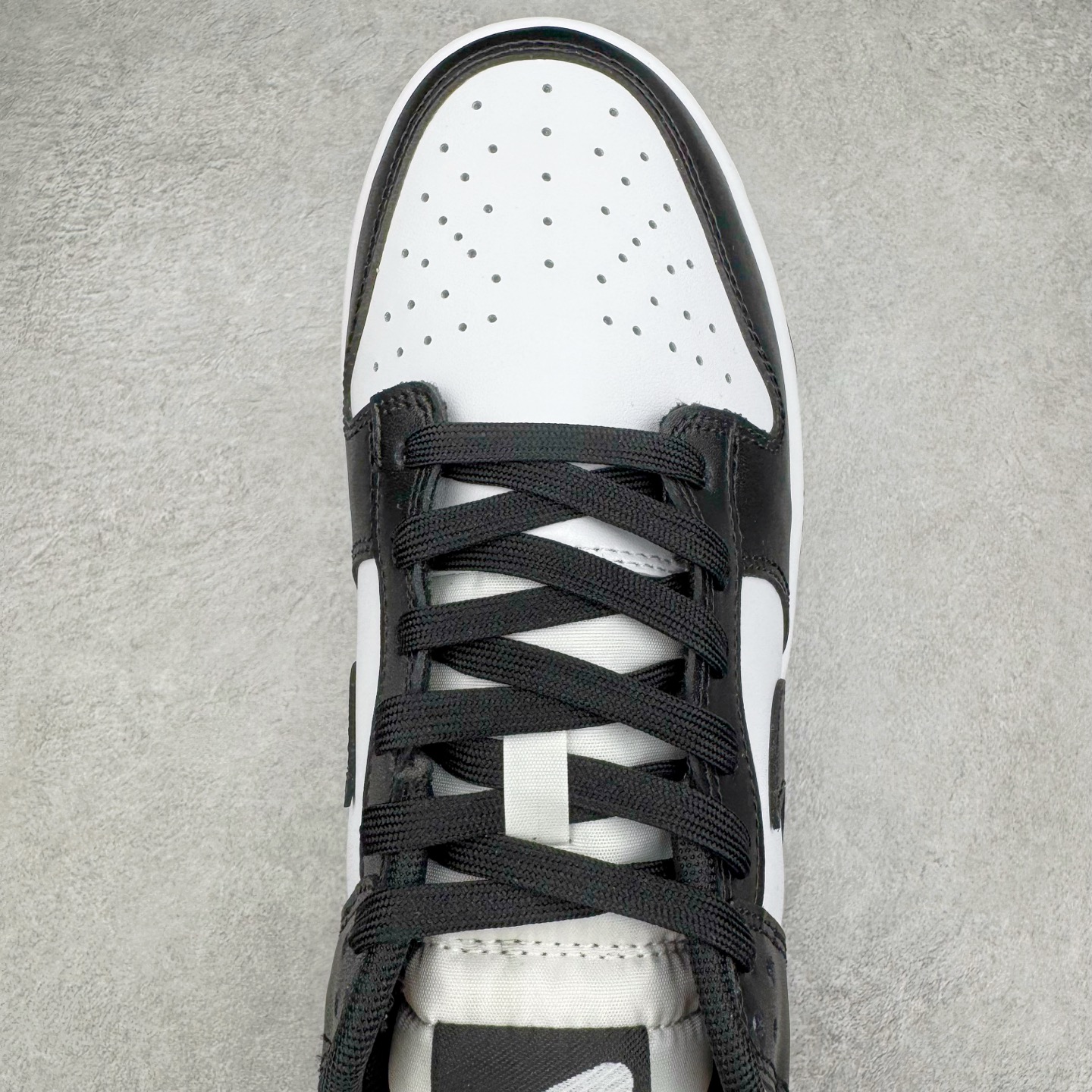 图片[4]-＃YC纯原 NK Dunk Low 黑白熊猫2.0 HF5441-100 实力大厂出品 新配色陆续开发 利润个位数只为口碑 全套原纸板楦头开发 确保原汁原味 完美呈现DUNK版型 一比一鞋头弧度高度鞋身弧度 此版本只针对中端市场 皮料材质有所更替 其他数据细节工艺流程均保持一致 绝不口嗨 细节品控鞋型随意对比 独家私模官方第六代原厂航空铝磨具打磨大底 鞋头坡度极致还原 无解鞋型 原盒原配 圈内天花板工艺 原厂玻璃冲刀 超高清洁度 全鞋零毛边皮料切割 原厂中底布点胶 中底布拉帮走线遵循公司 尺码：36 36.5 37.5 38 38.5 39 40 40.5 41 42 42.5 43 44 44.5 45 46-选品中心