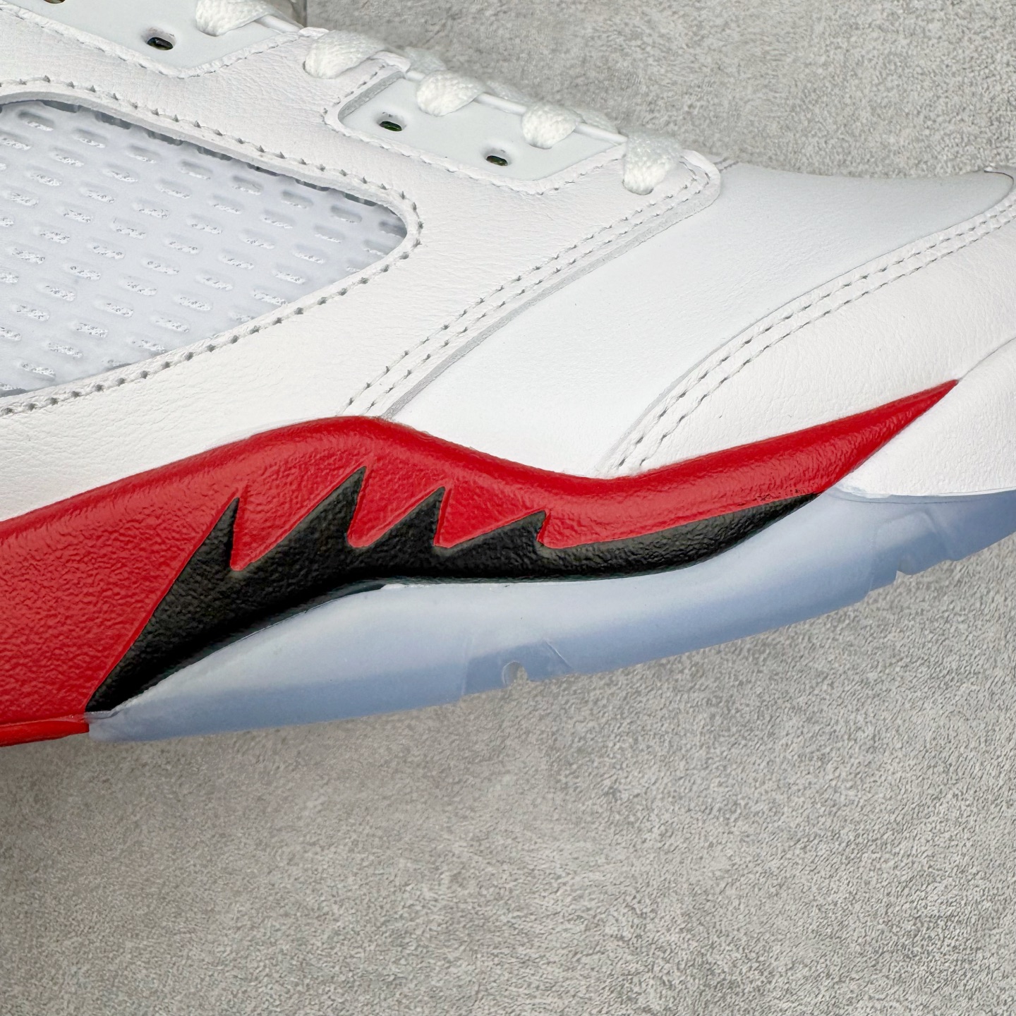 图片[22]-＃纯原 Air Jordan AJ5 OG 火焰红HQ7978-101 SZ原厂全套原楦原纸板磨具开发 原厂皮料加持 原厂港宝加持定型后跟R度完美 同源原厂电绣 飞人针数密度立体效果一致 原厂拉帮手法 原厂配置纸衬高频鞋盒 原厂指令配双鞋带 原厂TPU网格鞋带扣 超高鞋面清洁度 最高QC检验标准 控制溢胶瑕疵 到手可放心比对发售原鞋 上脚百分百充正驾驭 尺码：40 40.5 41 42 42.5 43 44 44.5 45 46 47.5-选品中心