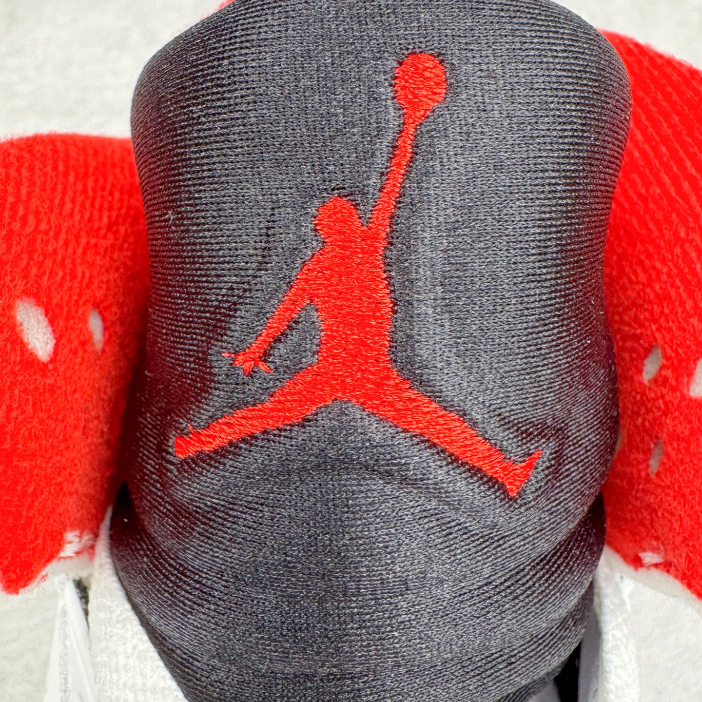 图片[14]-＃纯原 Air Jordan AJ5 OG 火焰红HQ7978-101 SZ原厂全套原楦原纸板磨具开发 原厂皮料加持 原厂港宝加持定型后跟R度完美 同源原厂电绣 飞人针数密度立体效果一致 原厂拉帮手法 原厂配置纸衬高频鞋盒 原厂指令配双鞋带 原厂TPU网格鞋带扣 超高鞋面清洁度 最高QC检验标准 控制溢胶瑕疵 到手可放心比对发售原鞋 上脚百分百充正驾驭 尺码：40 40.5 41 42 42.5 43 44 44.5 45 46 47.5-选品中心