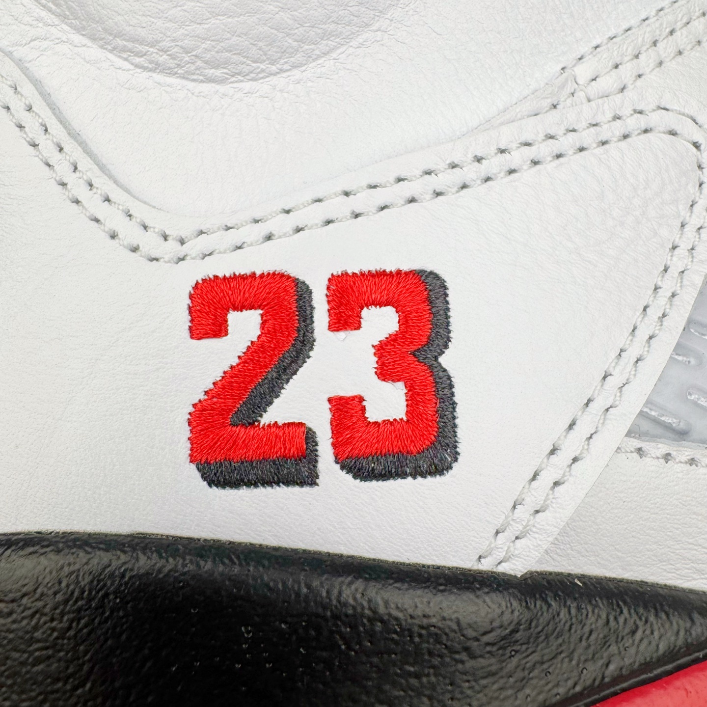 图片[20]-＃纯原 Air Jordan AJ5 OG 火焰红HQ7978-101 SZ原厂全套原楦原纸板磨具开发 原厂皮料加持 原厂港宝加持定型后跟R度完美 同源原厂电绣 飞人针数密度立体效果一致 原厂拉帮手法 原厂配置纸衬高频鞋盒 原厂指令配双鞋带 原厂TPU网格鞋带扣 超高鞋面清洁度 最高QC检验标准 控制溢胶瑕疵 到手可放心比对发售原鞋 上脚百分百充正驾驭 尺码：40 40.5 41 42 42.5 43 44 44.5 45 46 47.5-选品中心