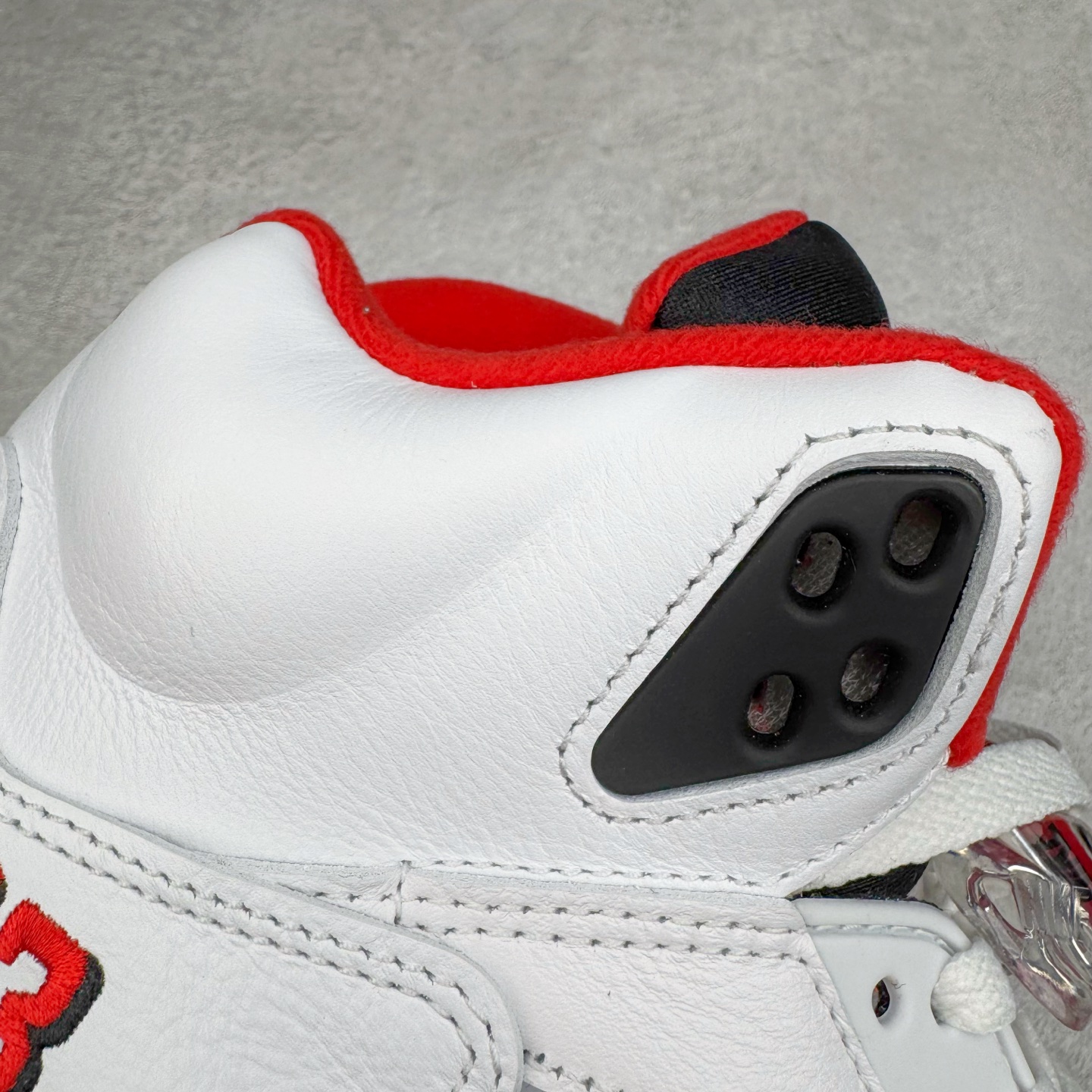 图片[18]-＃纯原 Air Jordan AJ5 OG 火焰红HQ7978-101 SZ原厂全套原楦原纸板磨具开发 原厂皮料加持 原厂港宝加持定型后跟R度完美 同源原厂电绣 飞人针数密度立体效果一致 原厂拉帮手法 原厂配置纸衬高频鞋盒 原厂指令配双鞋带 原厂TPU网格鞋带扣 超高鞋面清洁度 最高QC检验标准 控制溢胶瑕疵 到手可放心比对发售原鞋 上脚百分百充正驾驭 尺码：40 40.5 41 42 42.5 43 44 44.5 45 46 47.5-选品中心