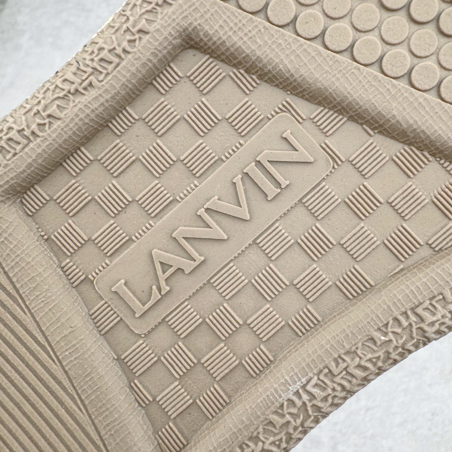 图片[21]-＃GD广顶 Lanvin Leather Curb Sneakers 浪凡三代走秀款潮流面包鞋 Leather是一款灵感源自90年代的运动鞋 设计自信 尺寸夸张 这款鞋由纳帕小牛皮、翻毛皮和网眼布制成 圆润的外形、加垫的鞋舌和弯曲的金属孔眼使这款精心打造的鞋格外舒适 官网一出热度火爆整个全球 各大网红也疯狂上脚 原版一比一开模重工艺制作 全鞋身采用东莞代工厂进口牛皮/环保牛反绒 进口电脑针车 数控针距精准无差 鞋头面冲孔整齐利落 金钢网织物 随机3D电喷泼墨 原磨具私模双色TPU大底 内里柔软透气太空棉面料 原版一致定制鞋带 全套原版一致包装 尺码：35 36 37 38 39 40 41 42 43 44 45 46-选品中心