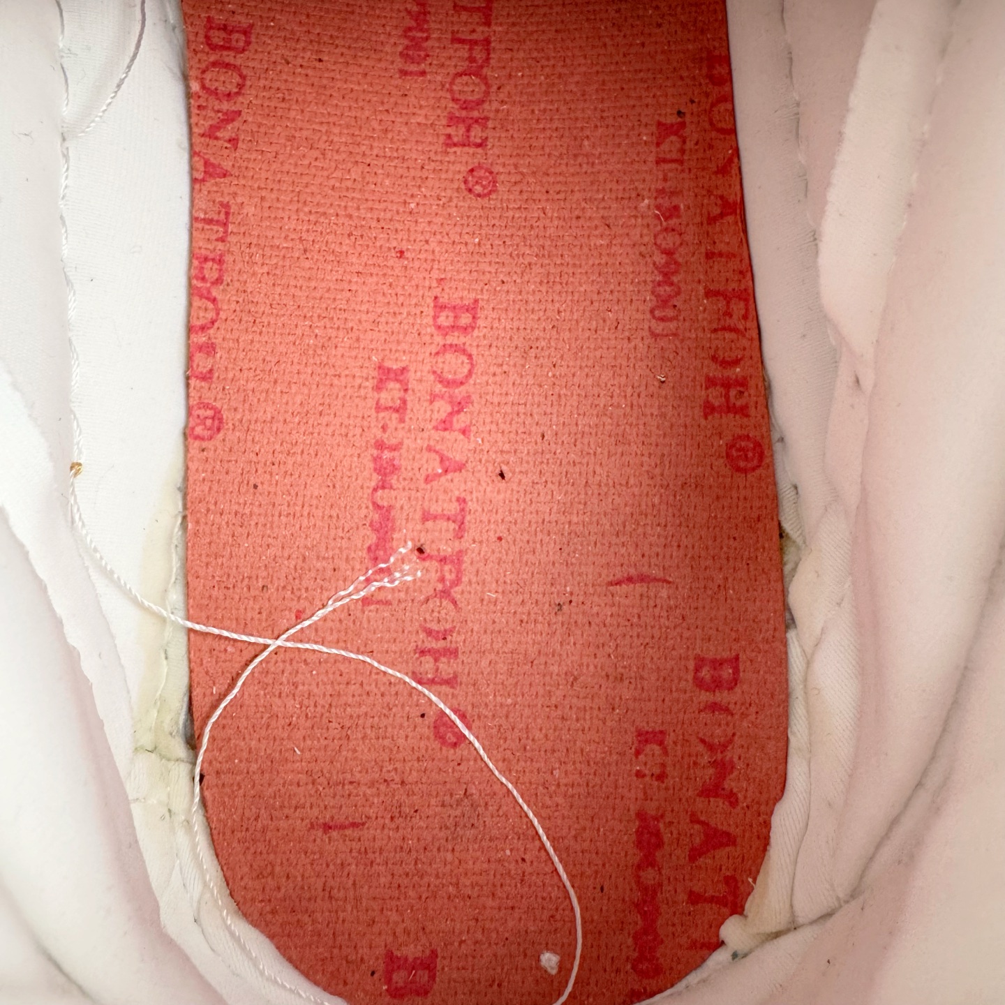 图片[10]-＃GD广顶 Lanvin Leather Curb Sneakers 浪凡三代走秀款潮流面包鞋 Leather是一款灵感源自90年代的运动鞋 设计自信 尺寸夸张 这款鞋由纳帕小牛皮、翻毛皮和网眼布制成 圆润的外形、加垫的鞋舌和弯曲的金属孔眼使这款精心打造的鞋格外舒适 官网一出热度火爆整个全球 各大网红也疯狂上脚 原版一比一开模重工艺制作 全鞋身采用东莞代工厂进口牛皮/环保牛反绒 进口电脑针车 数控针距精准无差 鞋头面冲孔整齐利落 金钢网织物 随机3D电喷泼墨 原磨具私模双色TPU大底 内里柔软透气太空棉面料 原版一致定制鞋带 全套原版一致包装 尺码：35 36 37 38 39 40 41 42 43 44 45 46-选品中心