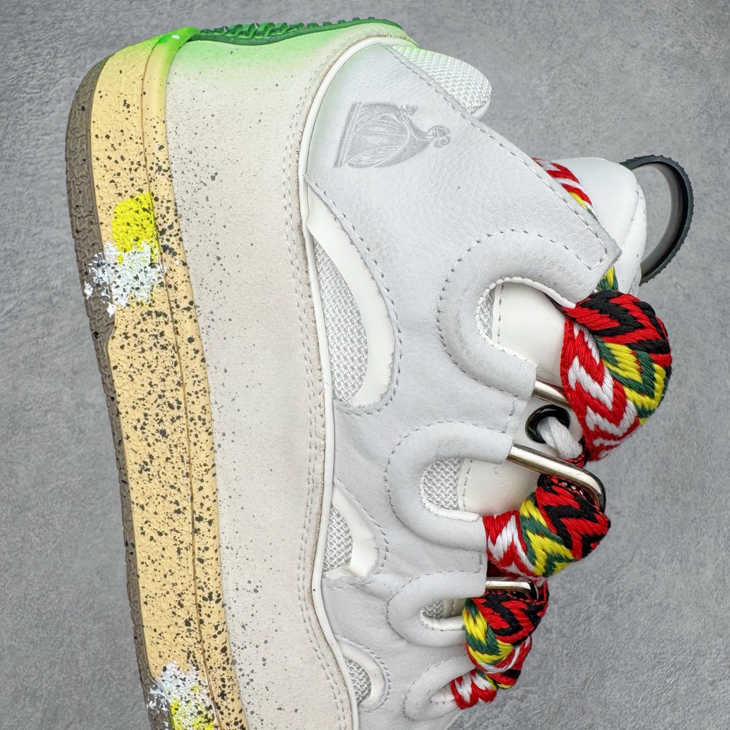 图片[6]-＃GD广顶 Lanvin Leather Curb Sneakers 浪凡三代走秀款潮流面包鞋 Leather是一款灵感源自90年代的运动鞋 设计自信 尺寸夸张 这款鞋由纳帕小牛皮、翻毛皮和网眼布制成 圆润的外形、加垫的鞋舌和弯曲的金属孔眼使这款精心打造的鞋格外舒适 官网一出热度火爆整个全球 各大网红也疯狂上脚 原版一比一开模重工艺制作 全鞋身采用东莞代工厂进口牛皮/环保牛反绒 进口电脑针车 数控针距精准无差 鞋头面冲孔整齐利落 金钢网织物 随机3D电喷泼墨 原磨具私模双色TPU大底 内里柔软透气太空棉面料 原版一致定制鞋带 全套原版一致包装 尺码：35 36 37 38 39 40 41 42 43 44 45 46-选品中心